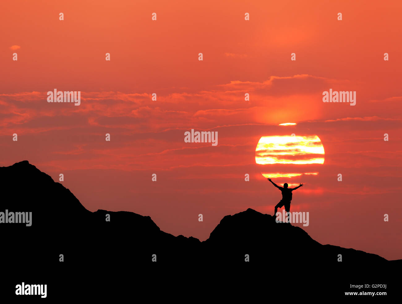 Sonnenuntergang Landschaft mit Silhouette stehen glücklich mit Rucksack und wuchs bis Armen auf dem Hintergrund der Sonnenscheibe und re Stockfoto