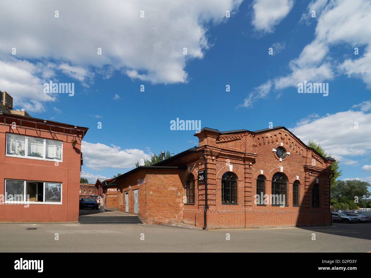 Moskau, Russland - 1. Juni 2016: Alte Backsteingebäude auf dem Territorium des ehemaligen Arma-Fabrik. Nizhniy Susalniy Pereulok (Bahn) in Stockfoto