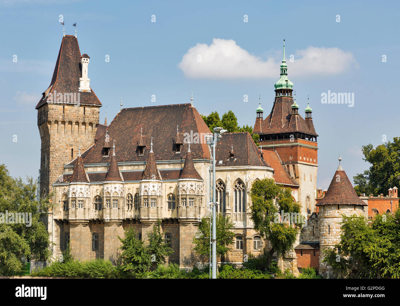 Vajdahunyad-Burg in der Stadt Park in Budapest, Ungarn. Es soll in verschiedenen Stilrichtungen: Romanik, Gotik, Renaissance einer Stockfoto