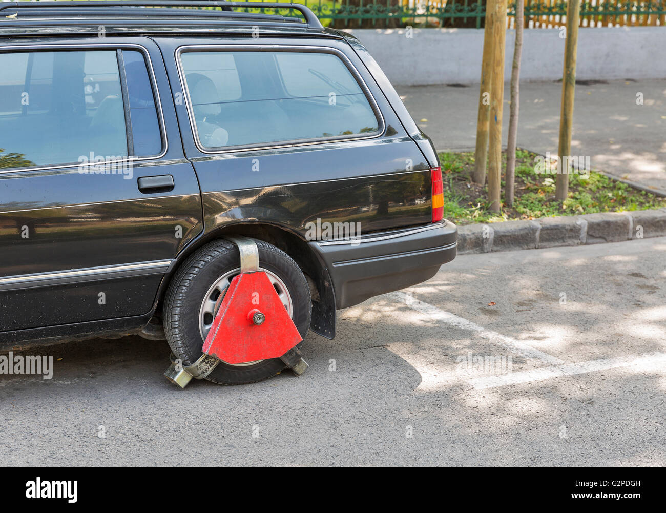 Felgenschloss hinten auf einer unbezahlten geparkten Auto auf Stadtstraße Stockfoto