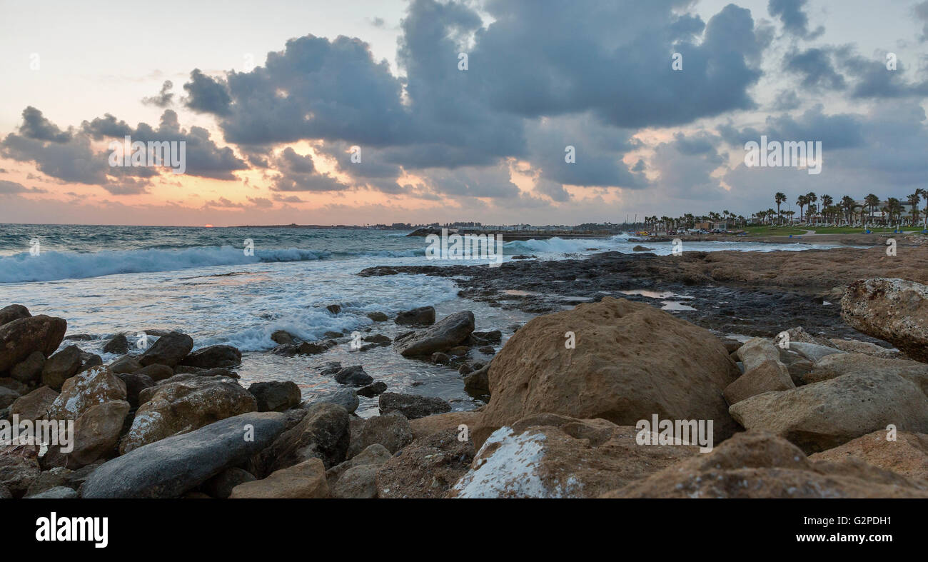 Dramatischen Mittelmeer Sonnenuntergang in Paphos, Zypern. Stockfoto