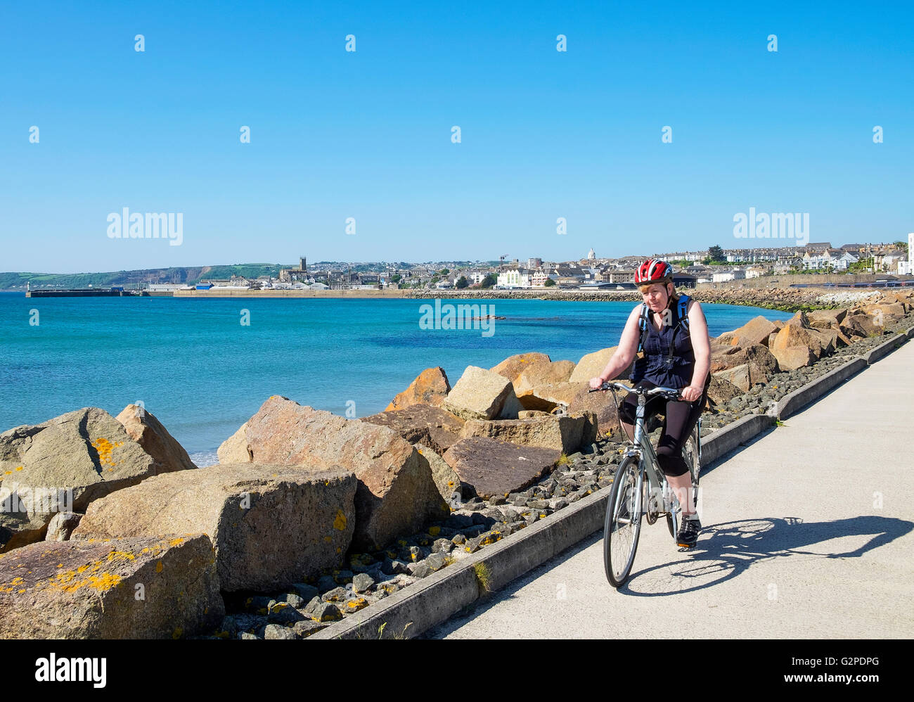 Eine weibliche Radfahrer auf dem Küstenpfad in der Nähe von Penzance in Cornwall, England, UK Stockfoto