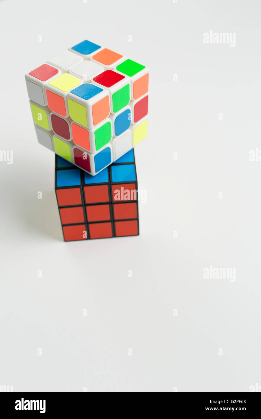 Elche, Spanien. 26. Mai 2016: Zwei Rubik-Würfel auf einem Hintergrund von weiß Stockfoto