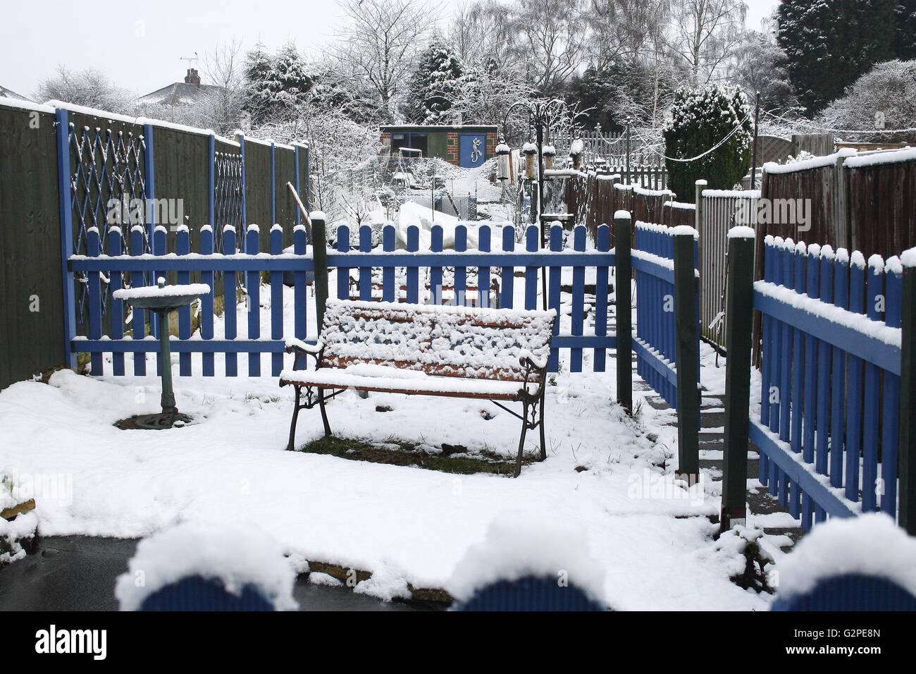 Bild von Schnee bedeckt Stadtgarten im winter Stockfoto