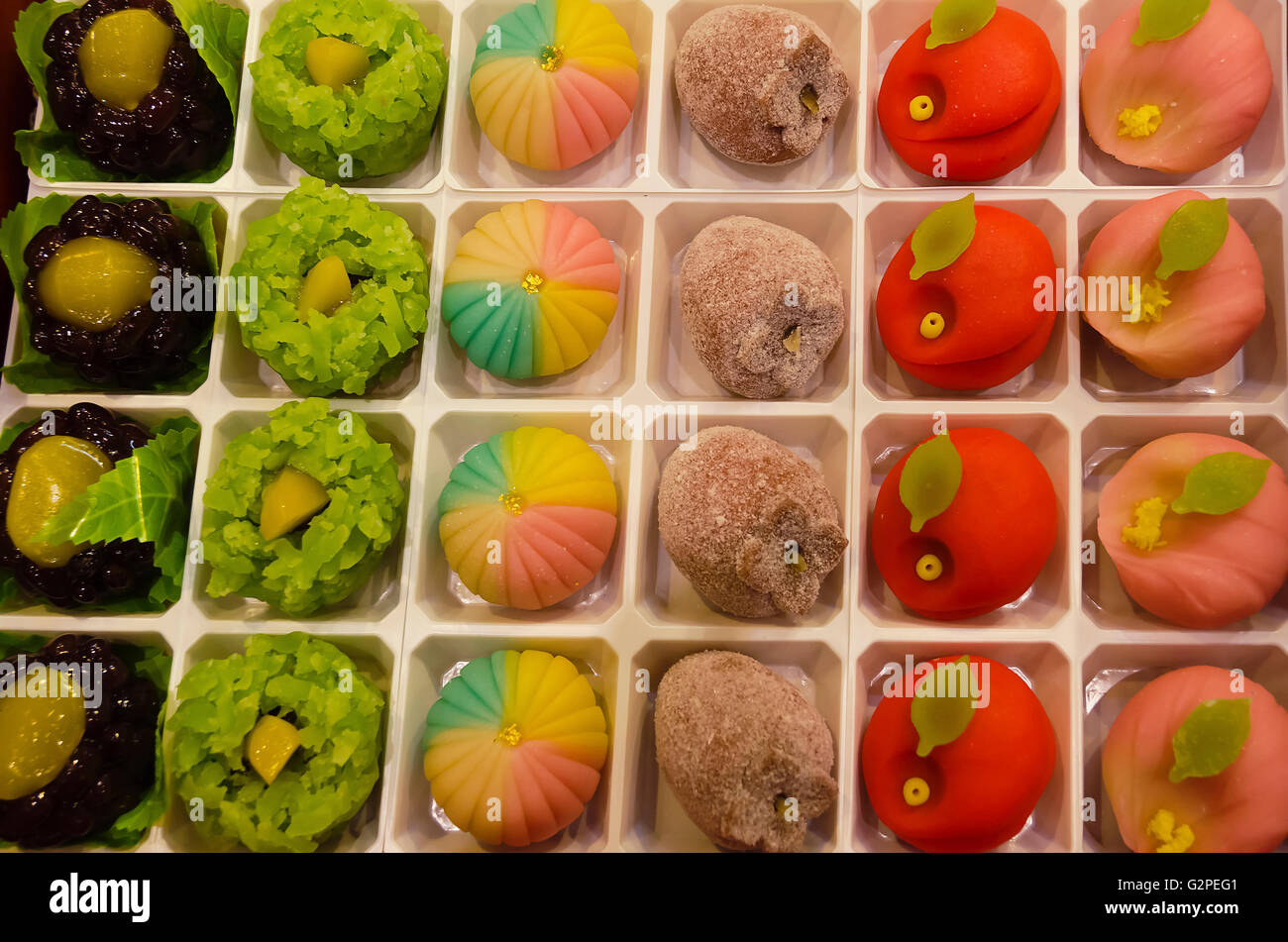 Japan, Kyoto, Nishiki Markt am Nisiki Koji-Dori Straße, Tablett mit handgefertigten "Wagashi" Süßigkeiten basierend auf süße Bohnen. in Formen einschließlich Persimmon, getrocknete Kaki und Pfirsich, linke Seite mit Kastanien gemacht. Stockfoto