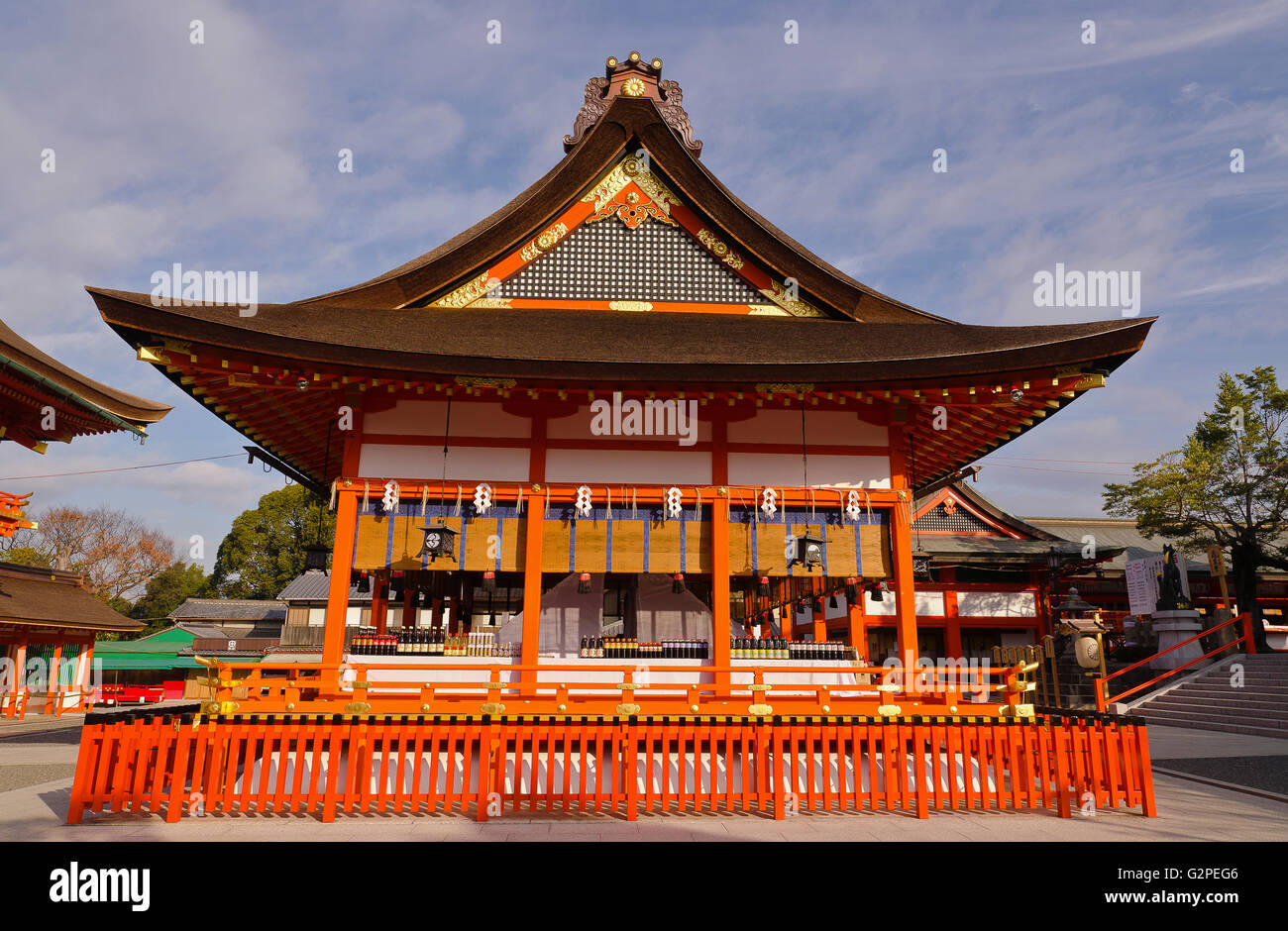 Japan, Kyoto, Vermillion Gebäude am Fushimi Inari-Taisha Schrein, Angebote von Flaschen Sake, Bier, Sojasauce, aufgereiht in richtigen Gebäude. Stockfoto