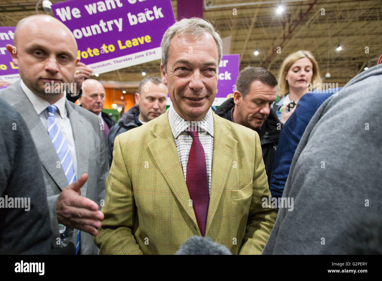 Leeds, West Yorkshire. 1. Juni 2016. Führer der Partei UKIP und MEP Nigel Farage spricht vor der Presse im Rahmen der Austritt Bustour-Kampagne auf Kirkgate Market in Leeds, West Yorkshire, am 1. Juni 2016. Bildnachweis: Harry Whitehead/Alamy Live-Nachrichten Stockfoto