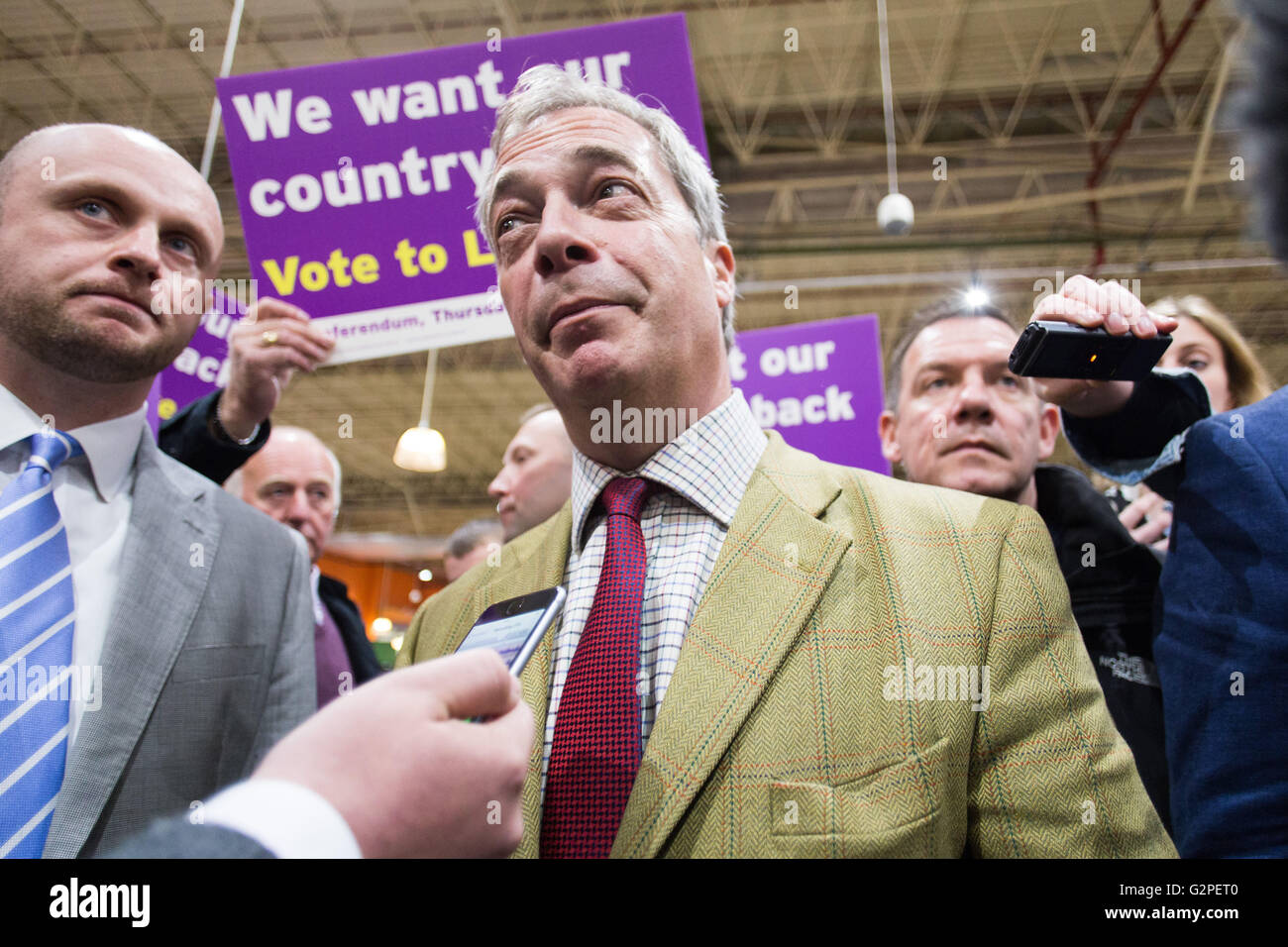 Leeds, West Yorkshire. 1. Juni 2016. Führer der Partei UKIP und MEP Nigel Farage spricht vor der Presse im Rahmen der Austritt Bustour-Kampagne auf Kirkgate Market in Leeds, West Yorkshire, am 1. Juni 2016. Bildnachweis: Harry Whitehead/Alamy Live-Nachrichten Stockfoto