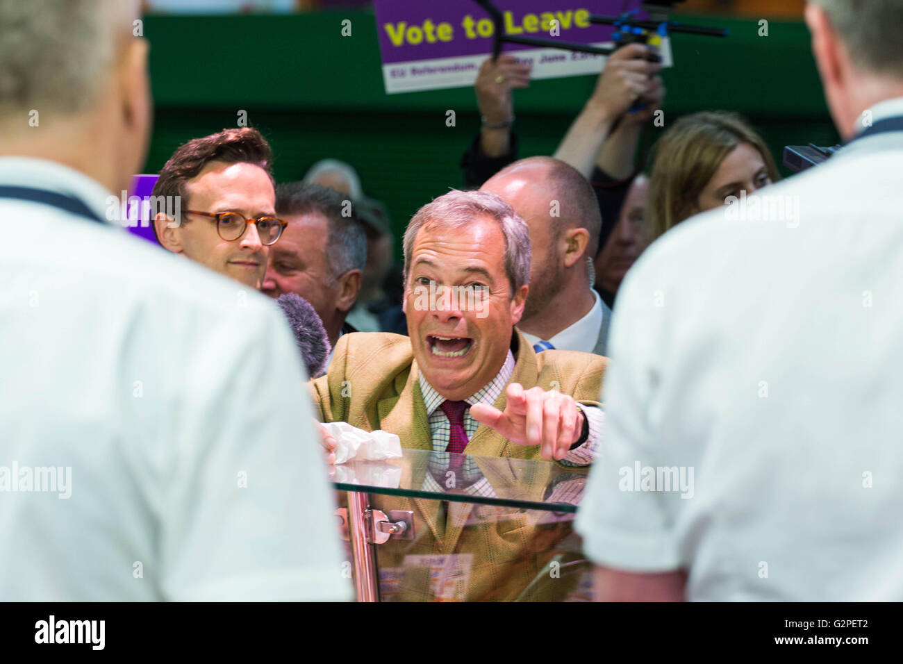 Leeds, West Yorkshire. 1. Juni 2016. Führer der Partei UKIP und MEP Nigel Farage spricht ein paar Metzger als Bestandteil der Austritt Bustour-Kampagne auf Kirkgate Market in Leeds, West Yorkshire, am 1. Juni 2016. Bildnachweis: Harry Whitehead/Alamy Live-Nachrichten Stockfoto