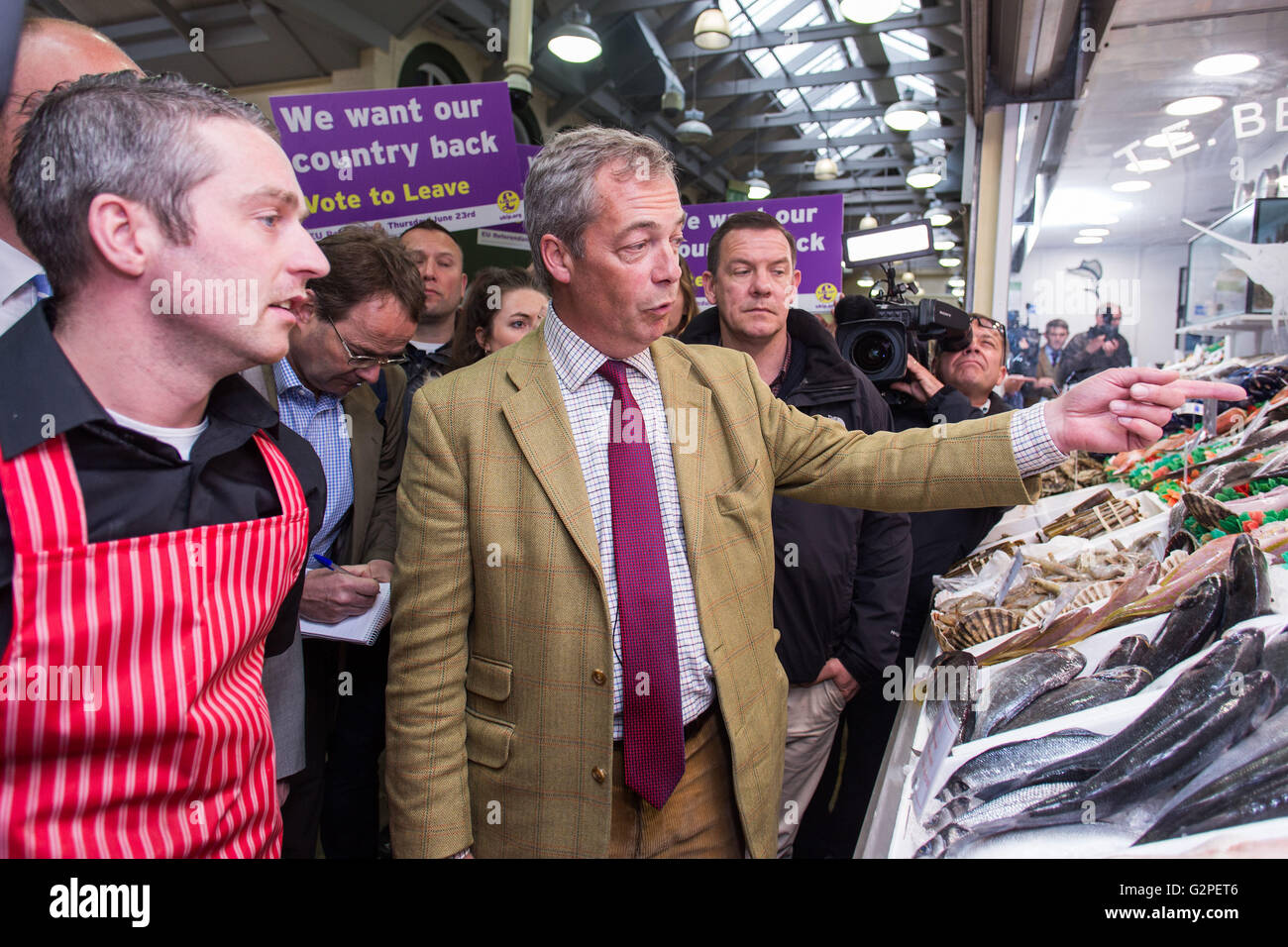 Leeds, West Yorkshire. 1. Juni 2016. Führer der Partei UKIP und MEP Nigel Farage spricht Fischhändler als Bestandteil der Austritt Bustour-Kampagne auf Kirkgate Market in Leeds, West Yorkshire, am 1. Juni 2016. Bildnachweis: Harry Whitehead/Alamy Live-Nachrichten Stockfoto