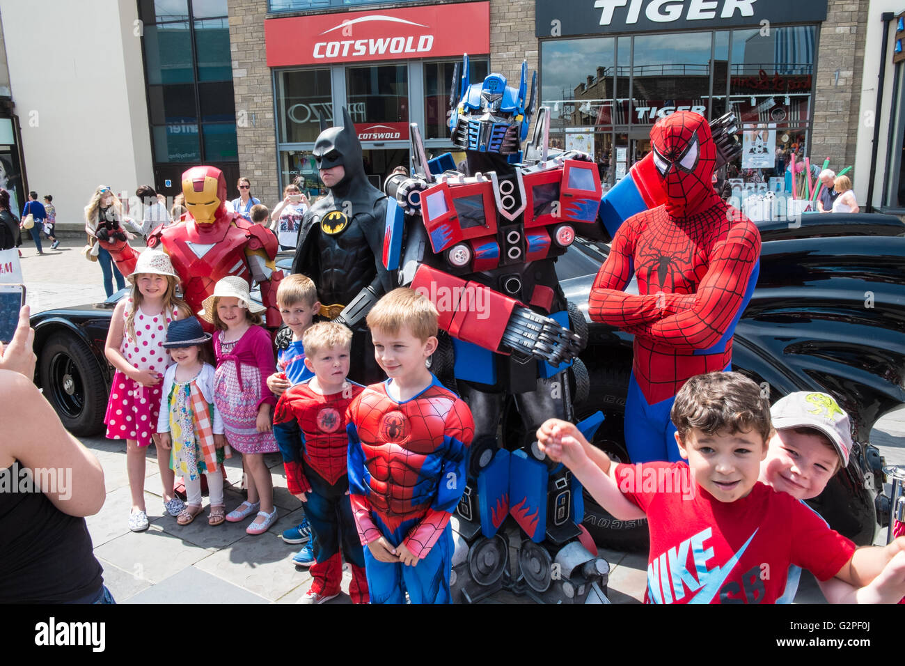 Carmarthenshire, Wales, UK. 1. Juni 2016. Auf einen sonnigen Tag Comic-Helden und Blockbuster-Filmhelden gingen wie Spiderman, Batman und Transformator um treffen und grüßen Fans. Veranstaltung fand 1989 Batmobile. Michael Keatons Primärmodus des Verkehrs in der 1989 Film Batman. Bildnachweis: Paul Quayle/Alamy Live-Nachrichten Stockfoto