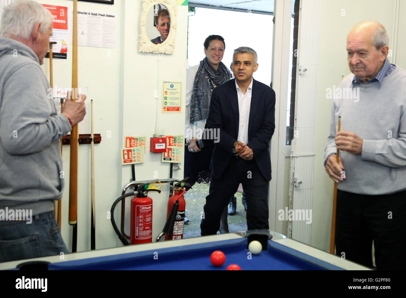 London, UK. 1. Juni 2016. Der Bürgermeister von London, Sadiq Khan schließt sich ältere Londoner und freiwilligen aller Altersgruppen in einem Pool Turnier machen über ein Gemeindezentrum Garten, als er verpflichtet sich, die soziale Integration einer Kern-Priorität zu machen. Die Freiwilligen sind Teilnahme an Team LondonÕs ÔRun, tun GoodÕ, den Beginn der VolunteersÕ Woche und im Monat Aktivitäten für London s der Europäischen Freiwilligentätigkeit Kapital Kredit markiert: Dinendra Haria/Alamy Live News Stockfoto