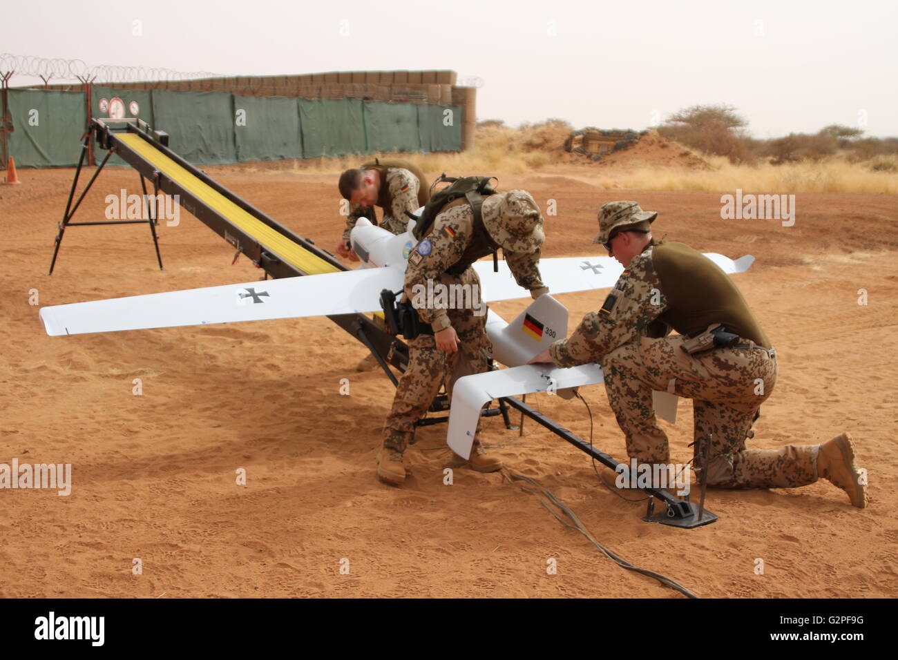 Ein deutscher Soldat, richten Sie eine Drohne des Modells "Luna" in Goa, Norden von Mali, 7. Mai 2016. Das Flugzeug soll UN Tropps in der im Kampf gegen den islamistischen Terrorismus im Norden Malis. Foto: Kristin Palitza/dpa Stockfoto