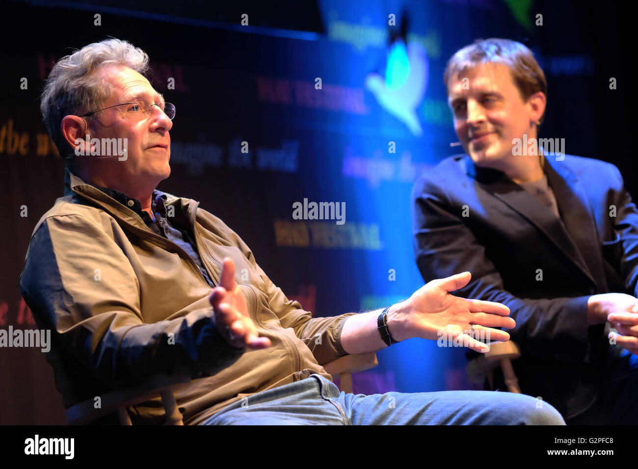 Hay-Festival, Wales, UK - Juni 2016 - Magnum-Fotograf Stuart Franklin spricht über seinen neuen Bildband The Documentary Impuls auf der Bühne mit Gastgeber Oliver Bullough. Stockfoto