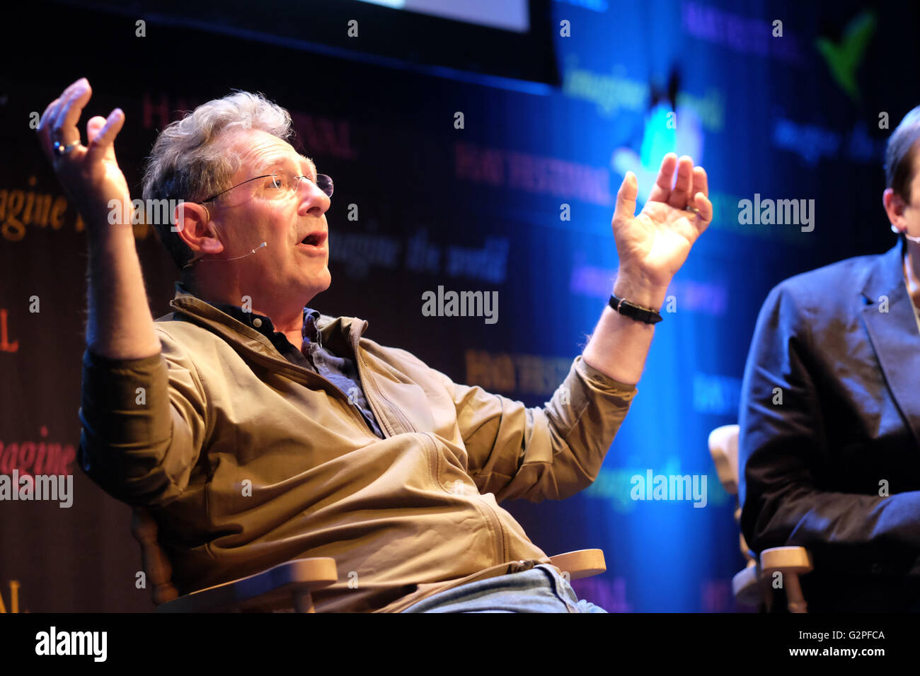 Hay-Festival, Wales, UK - Juni 2016 - Magnum-Fotograf Stuart Franklin spricht über seinen neuen Bildband The Documentary Impuls auf der Bühne mit Gastgeber Oliver Bullough. Stockfoto