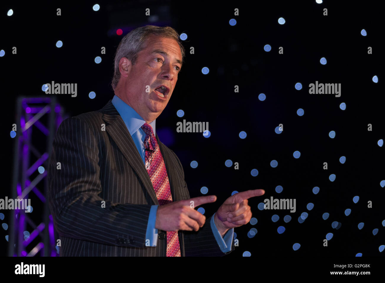Leeds, West Yorkshire. 1. Juni 2016. Führer der Partei UKIP und MEP Nigel Farage spricht in einer öffentlichen Sitzung am 1. Juni 2016 als Bestandteil der Austritt Bustour-Kampagne bei Leeds United FC, Elland Road, Leeds, West Yorkshire. Bildnachweis: Harry Whitehead/Alamy Live-Nachrichten Stockfoto