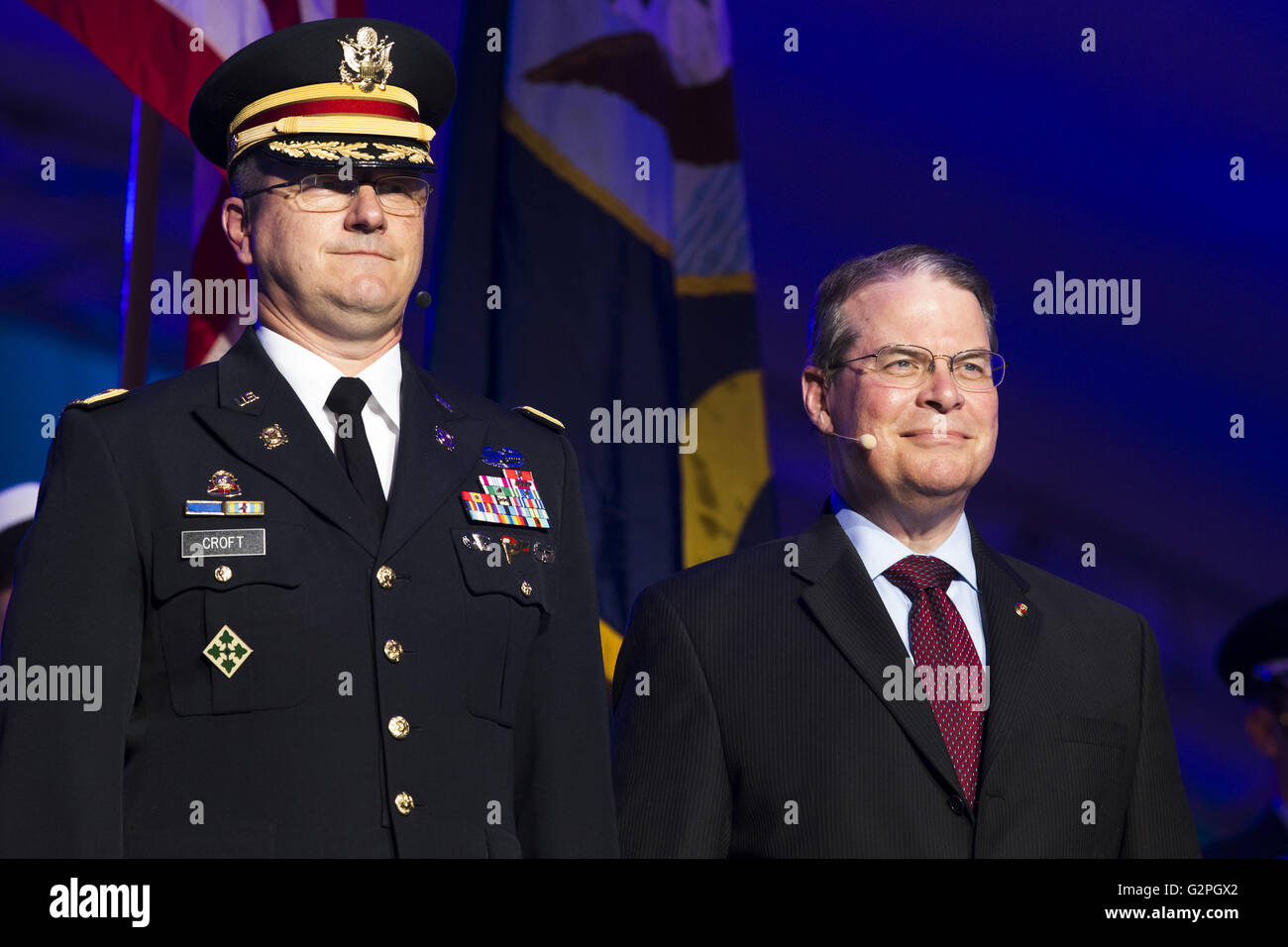 Kansas City, Missouri, USA. 30. Mai 2016. Colonel Christopher D. Croft, Sr., Direktor für die Armeeführung, ft. Leavenworth, Kansas (links) und Geschäftsführer Frank Byrne von Kansas City Symphony sind zwei der Moderatoren für Kansas City '' Feier at the Station'' bürgerlichen Konzert. © Serena S.Y Hsu/ZUMA Draht/Alamy Live-Nachrichten Stockfoto