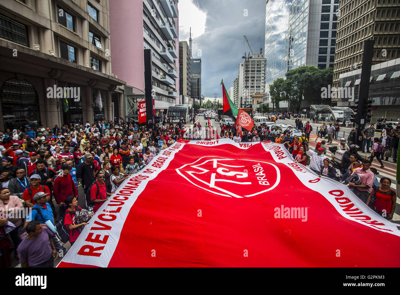 Sao Paulo, Brasilien. 1. Juni 2016. Tausende von Menschen verbunden, MTST (Bewegung der Obdachlosen) dringen Präsidium von Brasilien Paulista Avenue mit dem Befehl Guilherme Boulos (Führer der Bewegung) während einer Protestaktion gegen die Regierung von Präsident Michel Temer in Sao Paulo, Brasilien am 1. Juni 2016. Bildnachweis: ZUMA Press, Inc./Alamy Live-Nachrichten Stockfoto