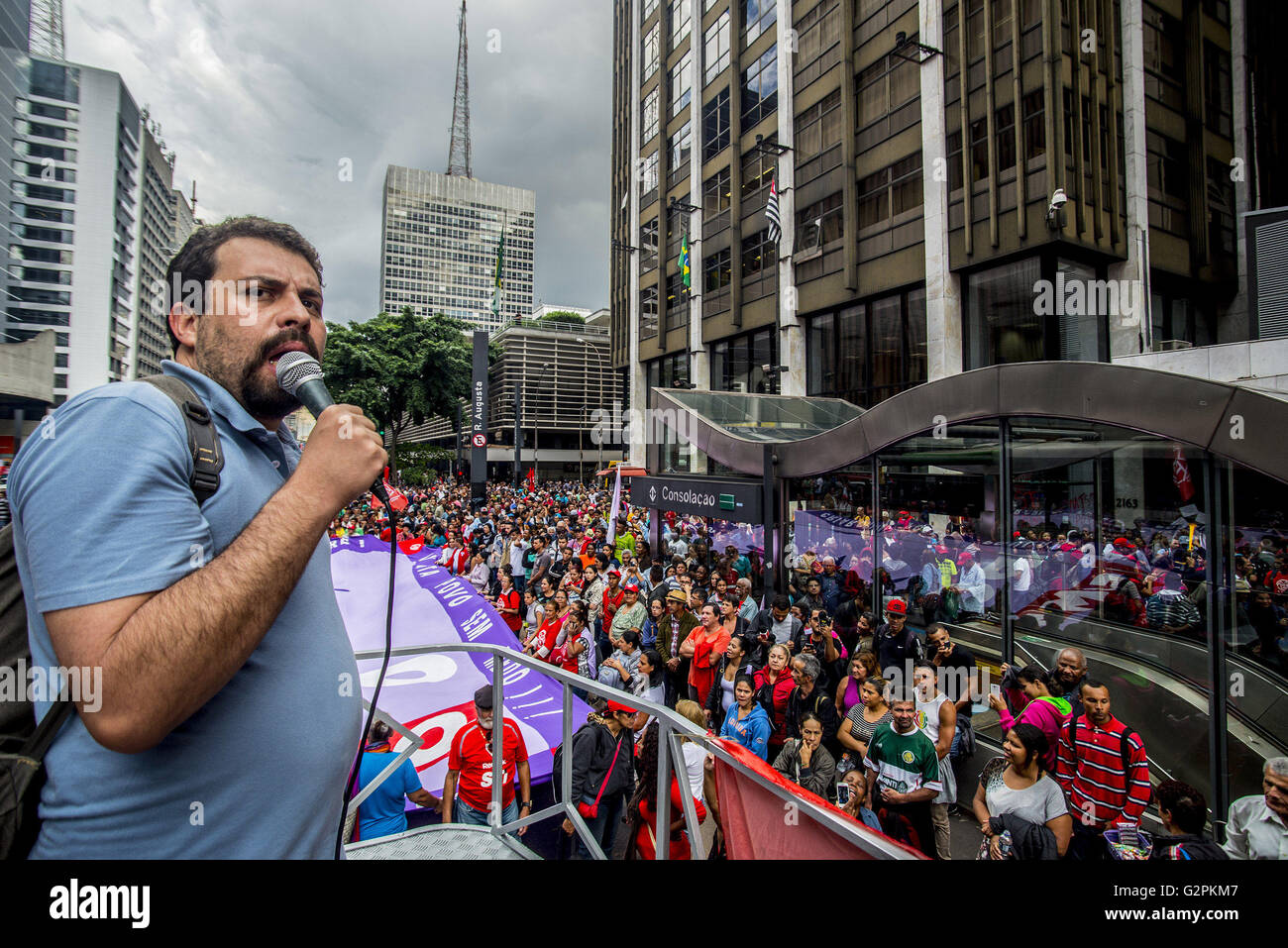 Sao Paulo, Brasilien. 1. Juni 2016. Tausende von Menschen verbunden, MTST (Bewegung der Obdachlosen) dringen Präsidium von Brasilien Paulista Avenue mit dem Befehl Guilherme Boulos (Führer der Bewegung) während einer Protestaktion gegen die Regierung von Präsident Michel Temer in Sao Paulo, Brasilien am 1. Juni 2016. Bildnachweis: ZUMA Press, Inc./Alamy Live-Nachrichten Stockfoto