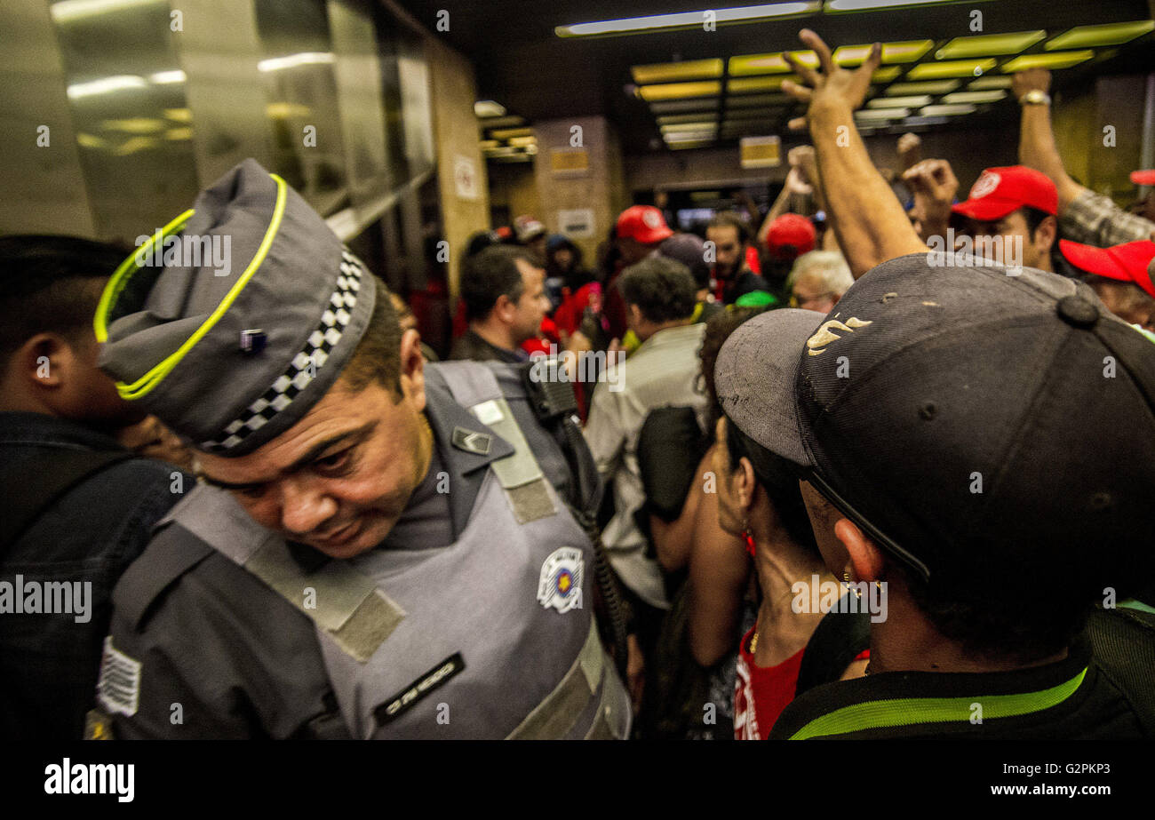 Sao Paulo, Brasilien. 1. Juni 2016. Tausende von Menschen verbunden, MTST (Bewegung der Obdachlosen) dringen Präsidium von Brasilien Paulista Avenue mit dem Befehl Guilherme Boulos (Führer der Bewegung) während einer Protestaktion gegen die Regierung von Präsident Michel Temer in Sao Paulo, Brasilien am 1. Juni 2016. Bildnachweis: ZUMA Press, Inc./Alamy Live-Nachrichten Stockfoto