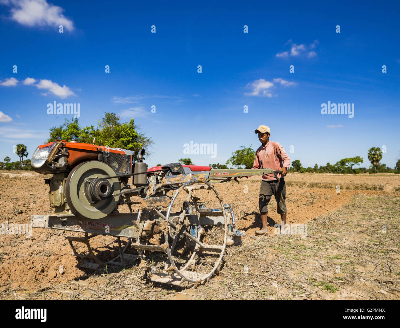 Prasat Bakong, Siem Reap, Kambodscha. 2. Juni 2016. Ein Landarbeiter Kassen Land auf einer Reis-Farm in der Nähe von Seam Reap. Kambodscha ist im zweiten Jahr eines Datensatzes erschütternde Dürre, hervorgerufen durch Klimawandel und die El-Niño Wettermuster. Bauern in der Gegend sagen das trockenste haben sie jemals ihre Felder. Sie sagten, sie sind Pflanzen, weil sie keine Wahl aber, wenn sie Regenzeit kommt nicht, oder wenn es wie letztes Jahr sehr kurzen Regenzeit verlieren sie ihre Ernte. Bildnachweis: Jack Kurtz/ZUMA Draht/Alamy Live-Nachrichten Stockfoto