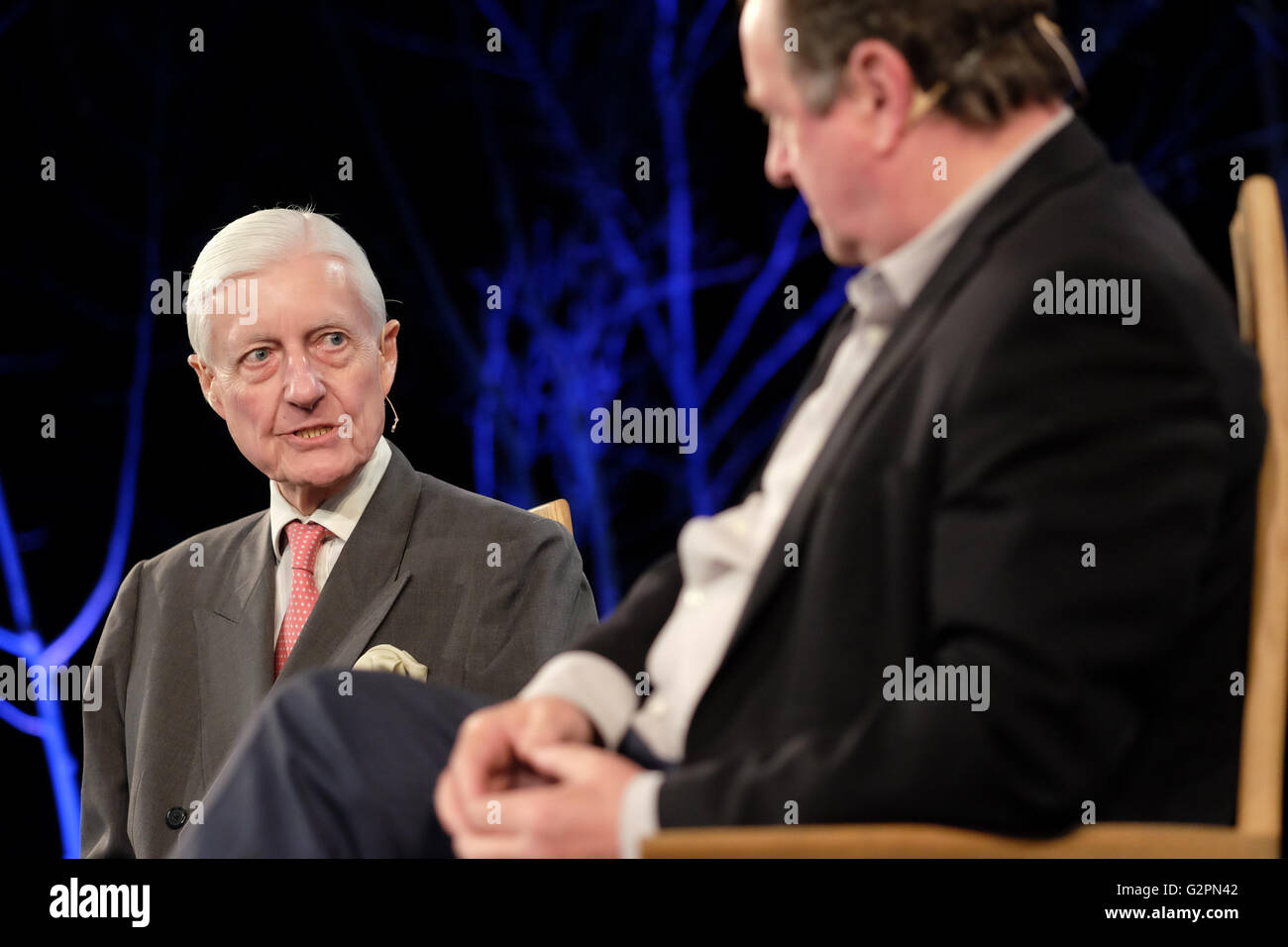 Hay-Festival, Wales, UK - Donnerstag, 2. Juni 2016 - Peter Temple-Morris der ehemaligen MP spricht über seine lange Karriere in der Politik und seine Veränderung der Treue von der konservativen Partei im Jahr 1998 mit Host James Naughtie Arbeitskräfte. Stockfoto