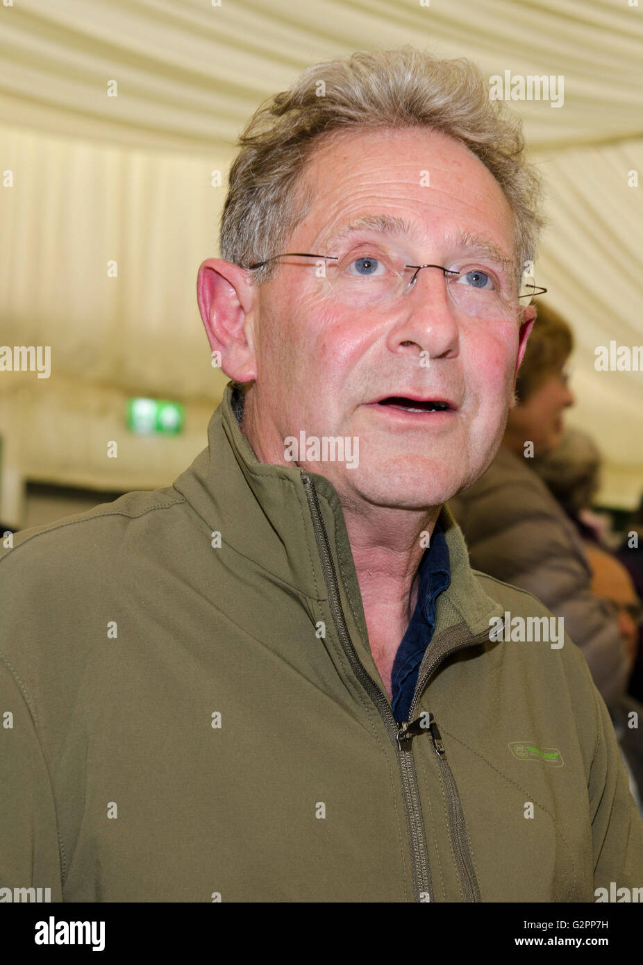 Hay On Wye, Wales, UK. 1. Juni 2016. Stuart Franklin, Magnum-Fotograf, berühmt für Tankmann Foto auf dem Tiananmen-Platz 1989, Unterzeichnung Bücher bei Hay Festival 2016 Credit: Prixpics/Alamy Live News Stockfoto