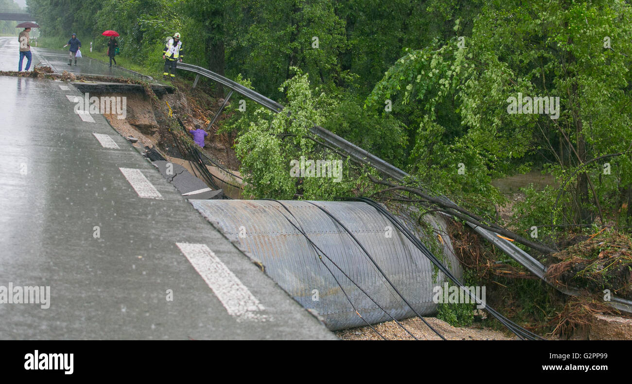 Simbach Am Inn Deutschland 2 Juni 2016 Die Halfte Einer Strasse Weggespult Durch Hochwasser In Simbach Am Inn Deutschland 1 Juni 2016 Nach Anhaltenden Regenfallen Uberflutet Ein Abschnitt Des Landkreises Rottal Inn In