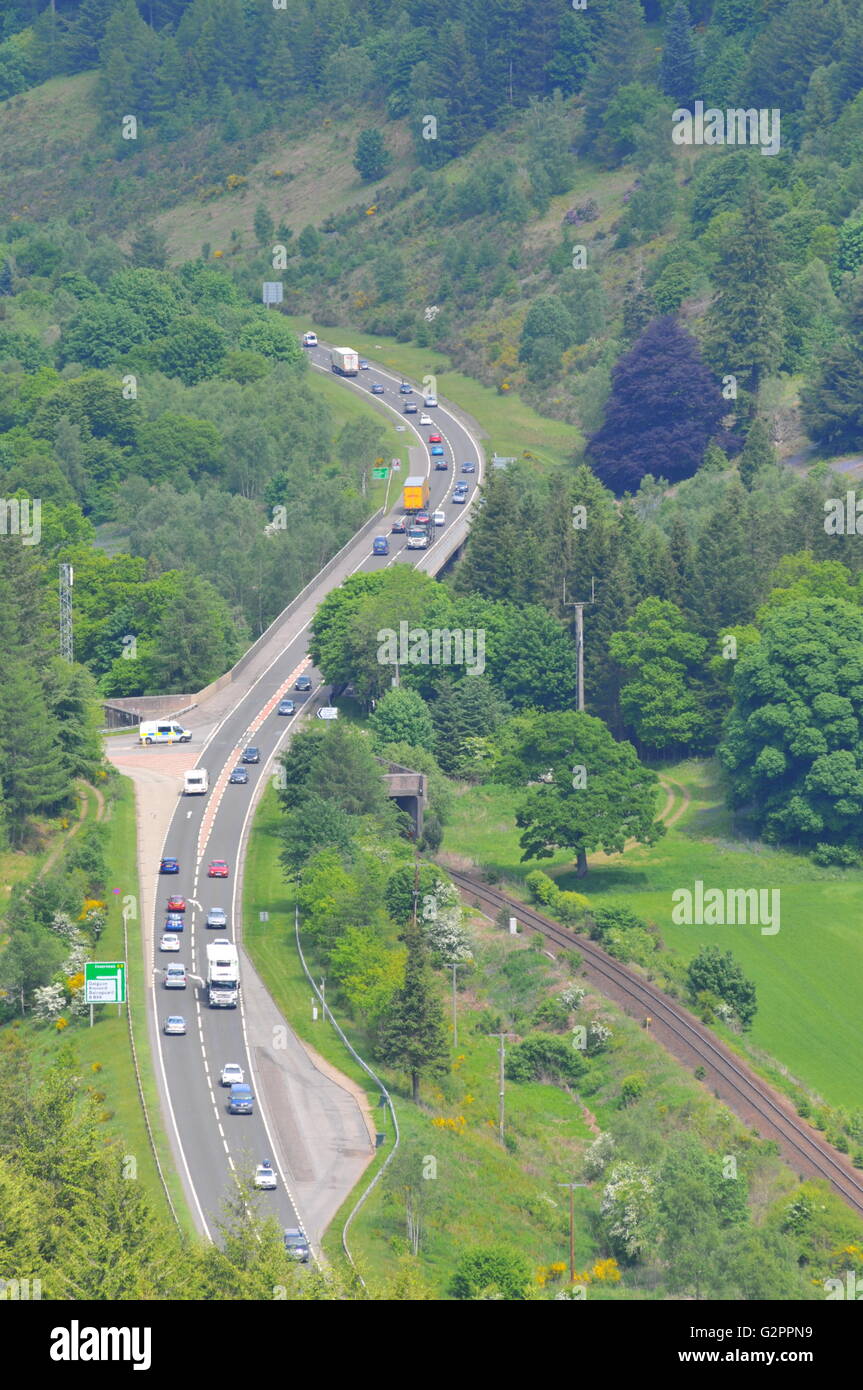 A9 in der Nähe von Dunkeld, Perthshire, Schottland, UK. 2. Juni 2016. UK-Wetter: Sonnenschein in Perthshire. Die neuesten Pläne für Eisenbahnverbindungen in diesem Abschnitt der A9 geworden vor kurzem Kontroverse mit den Anwohnern und Unternehmen behauptet, dass ihr Leben und ihre Existenz ernsthaft betroffen wären. Bildnachweis: Cameron Cormack/Alamy Live-Nachrichten Stockfoto