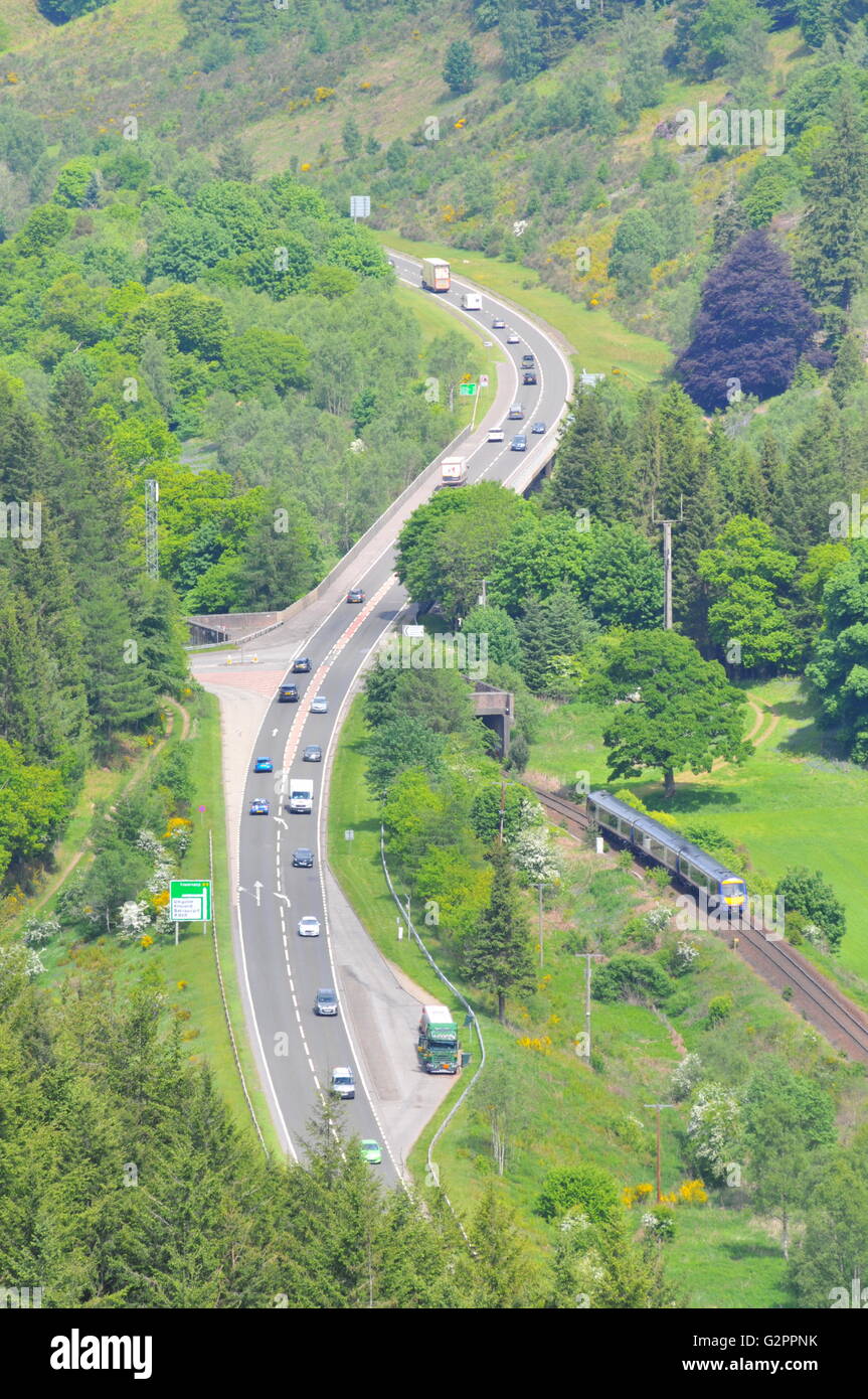 A9 in der Nähe von Dunkeld, Perthshire, Schottland, UK. 2. Juni 2016. UK-Wetter: Sonnenschein in Perthshire. Die neuesten Pläne für Eisenbahnverbindungen in diesem Abschnitt der A9 geworden vor kurzem Kontroverse mit den Anwohnern und Unternehmen behauptet, dass ihr Leben und ihre Existenz ernsthaft betroffen wären. Bildnachweis: Cameron Cormack/Alamy Live-Nachrichten Stockfoto