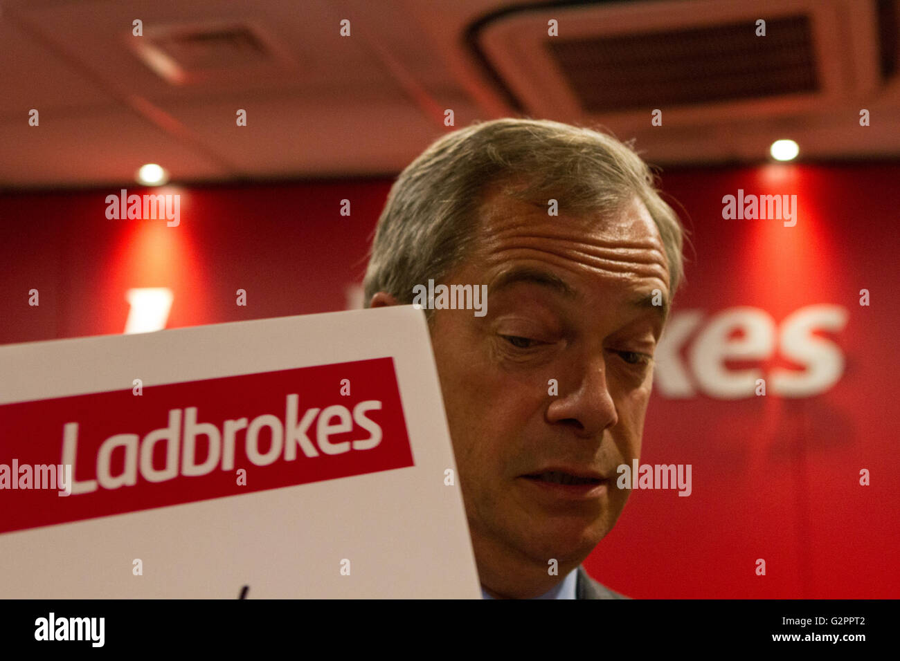 London, England. 2. Juni 2016. UKIP Führer Nigel Farage platziert seine Wette auf Großbritannien, die EU im Ladbrokes in London, England zu verlassen. Brayan Alexander Lopez Garzon/Alamy lebt News Stockfoto