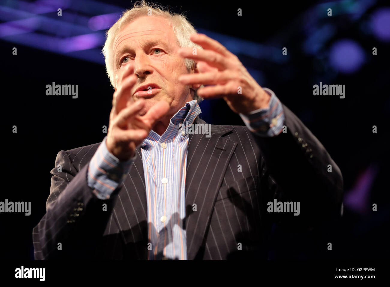 Hay Festival, Wales, Großbritannien - Juni 2016 - Jonathan Dimbleby spricht über sein Buch "Die Schlacht um den Atlantik - wie die Alliierten den Krieg gewonnen. Stockfoto