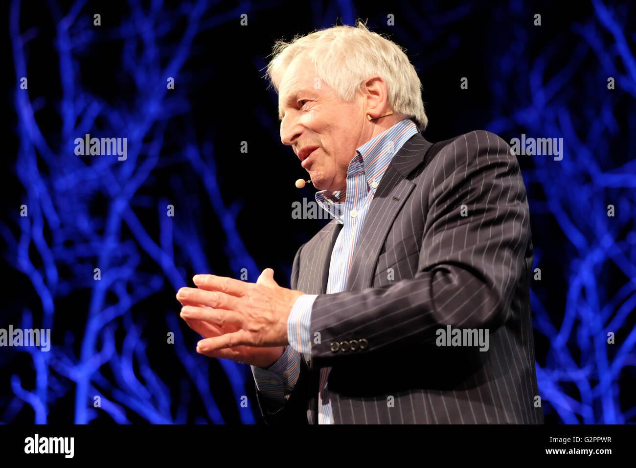 Hay Festival, Wales, Großbritannien - Juni 2016 - Jonathan Dimbleby spricht über sein Buch "Die Schlacht um den Atlantik - wie die Alliierten den Krieg gewonnen. Stockfoto