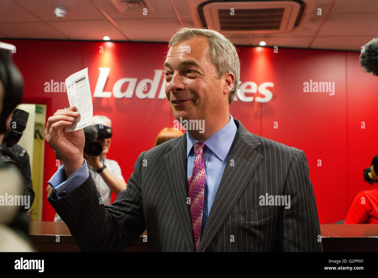 London, England. 2. Juni 2016. UKIP Führer Nigel Farage platziert seine Wette auf Großbritannien, die EU im Ladbrokes in London, England zu verlassen. Brayan Alexander Lopez Garzon/Alamy lebt News Stockfoto