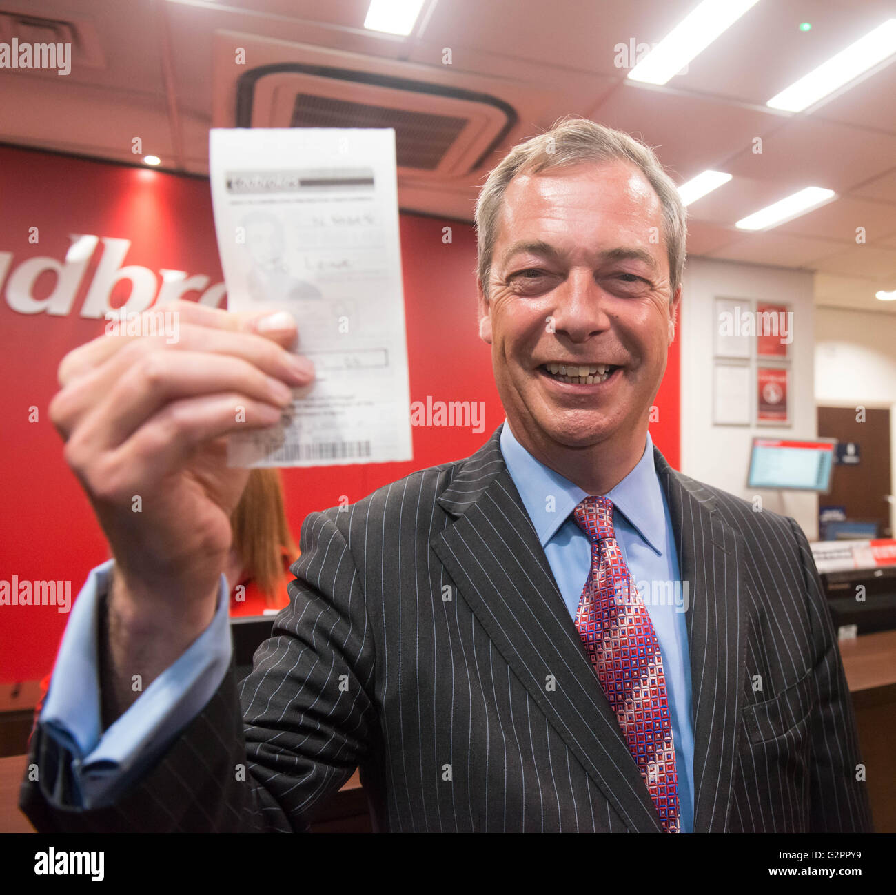 London UK.  2. Juni 2016. UKIP Führer Nigel Farage platziert seine Wette auf Großbritannien, die EU im Ladbrokes in London, England zu verlassen.  Bildnachweis: Michael Tubi/Alamy Live-Nachrichten Stockfoto