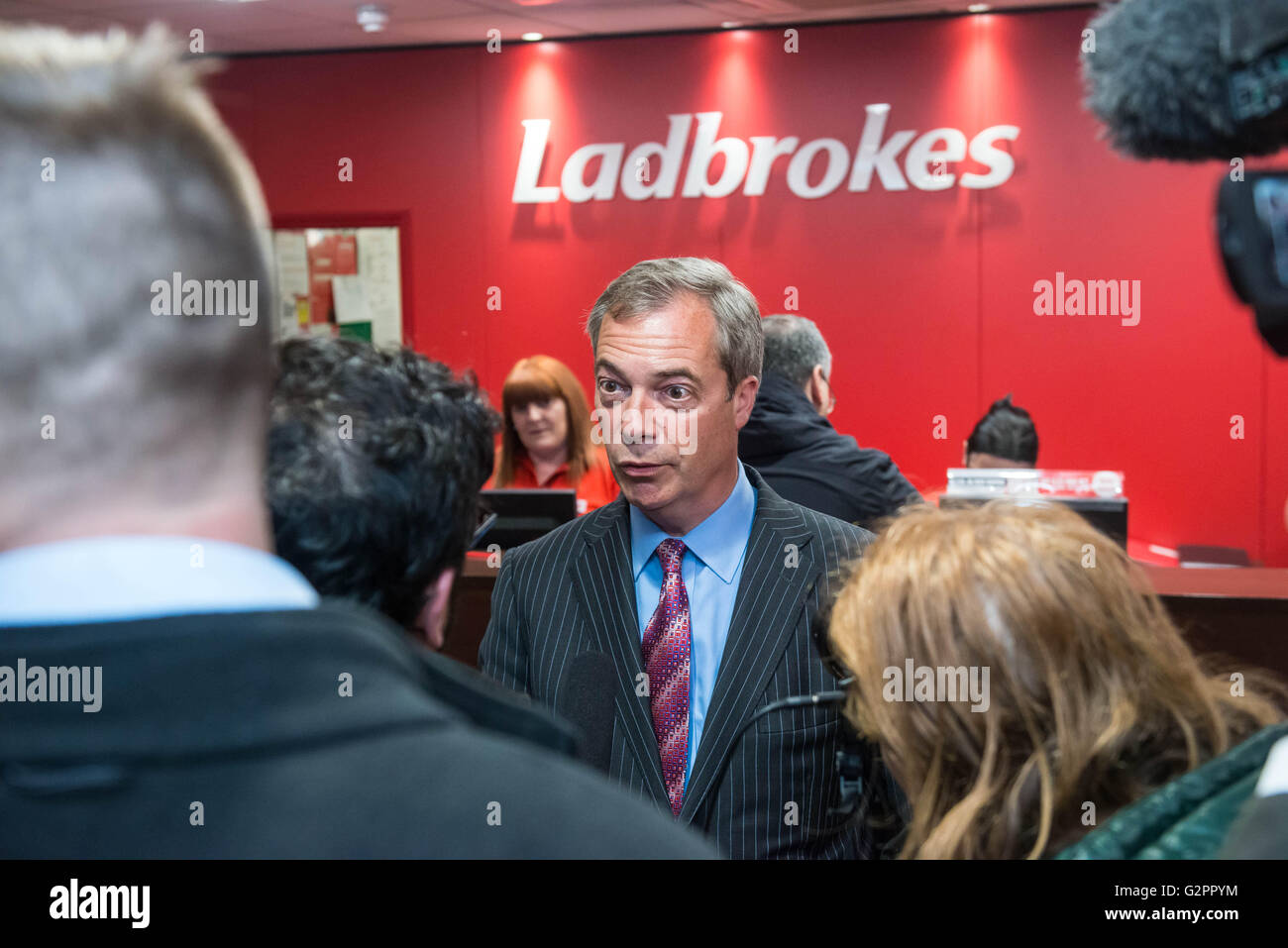 London UK.  2. Juni 2016. UKIP Führer Nigel Farage platziert seine Wette auf Großbritannien, die EU im Ladbrokes in London, England zu verlassen.  Bildnachweis: Michael Tubi/Alamy Live-Nachrichten Stockfoto