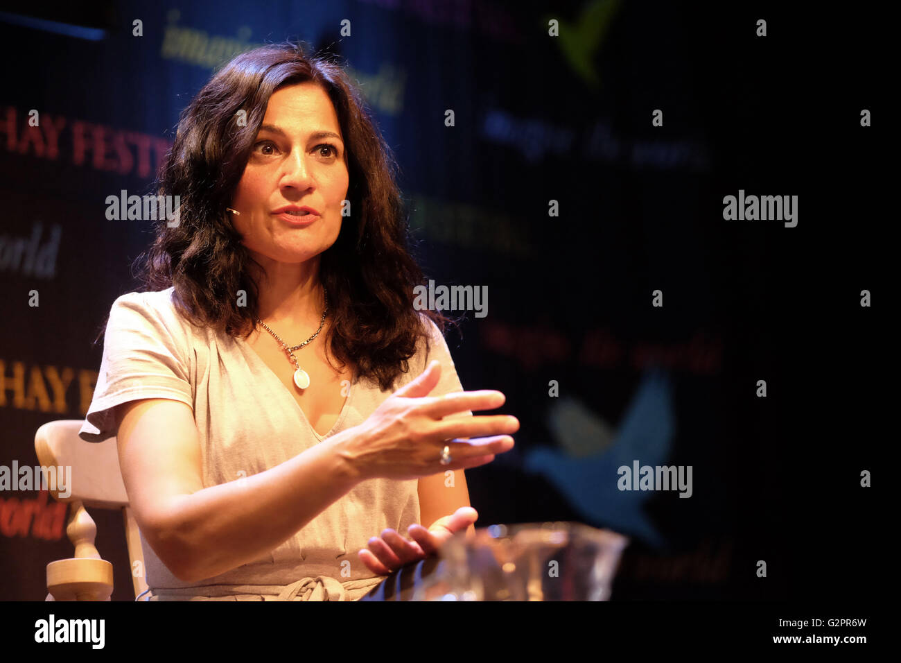 Hay-Festival, Wales, UK - Juni 2016 - Safia Minney CEO von Fairtrade und nachhaltige Mode-Label "People Tree" spricht auf der Bühne über Slow Fashion - Ästhetik trifft Ethik. Stockfoto