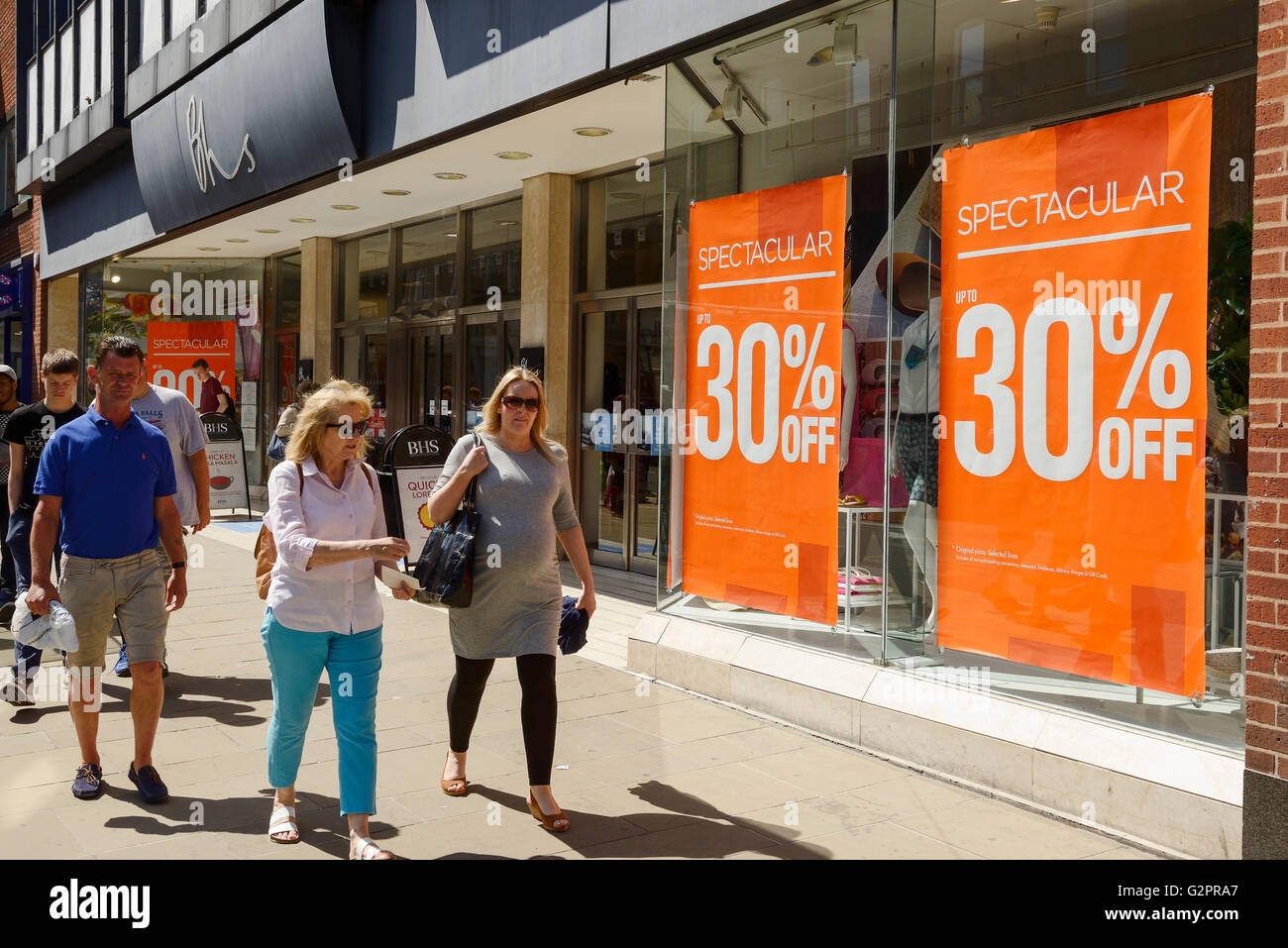 Chester, UK. 2. Juni 2016. Menschen vor dem BHS-Geschäft im Zentrum der Stadt Chester kurz nachdem bekannt wurde, dass die Kette sich in Liquidation befinden. Andrew Paterson/Alamy Live-Nachrichten Stockfoto