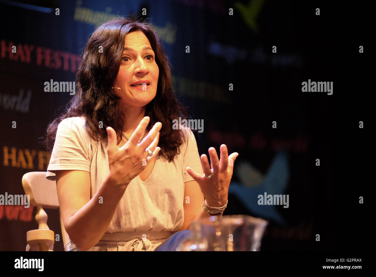 Hay-Festival, Wales, UK - Juni 2016 - Safia Minney CEO von Fairtrade und nachhaltige Mode-Label "People Tree" spricht auf der Bühne über Slow Fashion - Ästhetik trifft Ethik. Stockfoto