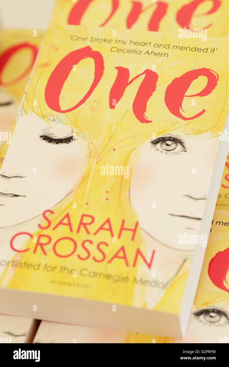 Hay Festival, Wales, Großbritannien - Juni 2016 - Sarah Crossan ist der Sieger dieses Jahre der Buchhändler junger Erwachsener Buchpreis 2016 für ihren Roman mit dem Titel. Der Preis wurde an diesem Nachmittag angekündigt und Ihr Buch ist hier auf den Verkauf in den Festival Buchhandlung gezeigt. Stockfoto