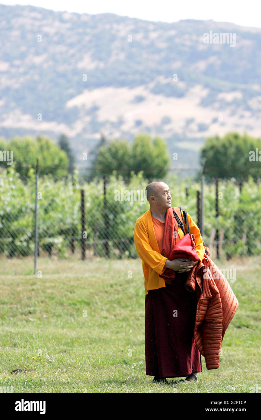 Napa, Kalifornien, USA. 20. Mai 2016. Lama Karma Rinpoche in Napa, führen Sie eine Segnung der Tiere zu Ehren des Buddhas Geburtstag, Pausen in Springwood Park im Norden Napa am Freitagmorgen vor der Zeremonie. © Napa Valley Register/ZUMA Draht/Alamy Live-Nachrichten Stockfoto