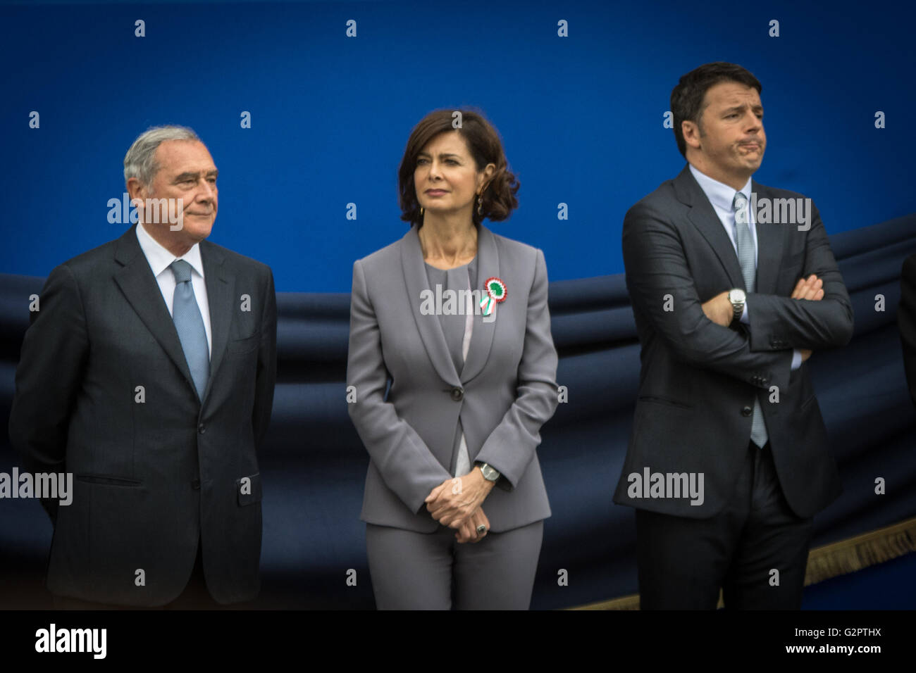 Präsidenten der Chambers Laura Boldrini (C), Pietro Grasso (L) und der premier Matteo Renzi (R) anlässlich des 70. Jahrestages des italienischen Republik. Der traditionelle Umzug des Forum Romanum eröffnet in diesem Jahr von 400 Bürgermeistern, die 8.000 italienischen Gemeinden darstellt. Der Präsident der Republik, Sergio Mattarella, legte einen Kranz nieder auf dem Altar des Vaterlandes. Zusammen mit der Spitze des Staates, die Präsidenten von Pietro Grasso Zimmer und Laura Boldrini premier Matteo Renzi und der Minister der Verteidigung Roberta Pinotti. (Foto: Andrea Ronchini/Pacific Press) Stockfoto