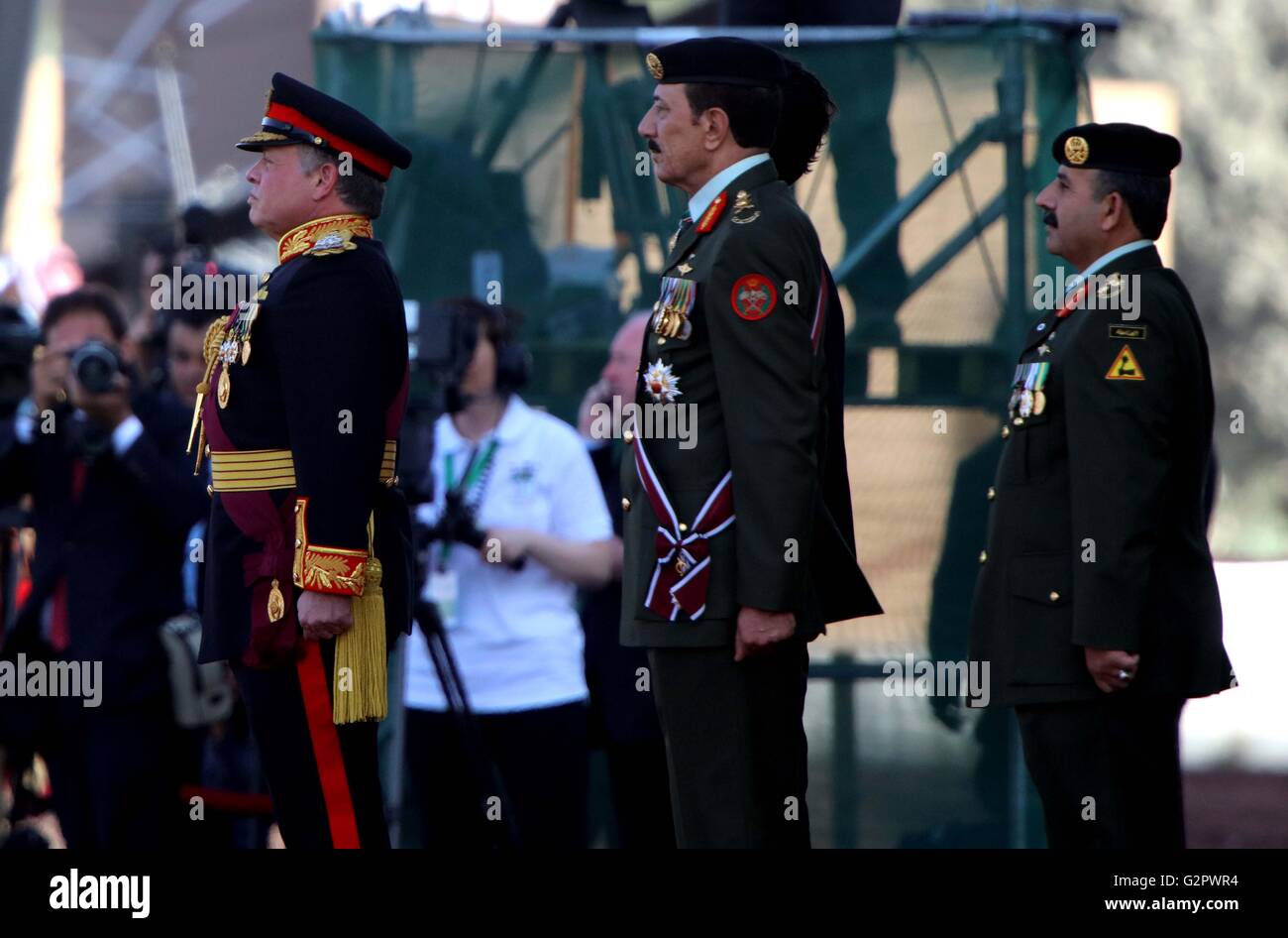 Amman. 2. Juni 2016. König Abdullah II. von Jordan(L) besucht die Flagge Zeremonie im königlichen Palast in Amman, Jordanien auf 2. Juni 2016. Das Königreich die Hundertjahrfeier des großen arabischen Aufstand und der Urlaub Arabische Renaissance hier am Donnerstag gefeiert. Bildnachweis: Mohammad Abu Ghosh/Xinhua/Alamy Live-Nachrichten Stockfoto