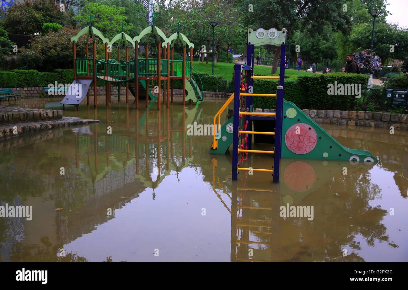 Spielplatz unter der Flut in Paris am june.02, 2016 in Paris, Frankreich. Das steigende Wasser der Seine überfluteten Flussufern, Straßen und Schiene Stockfoto