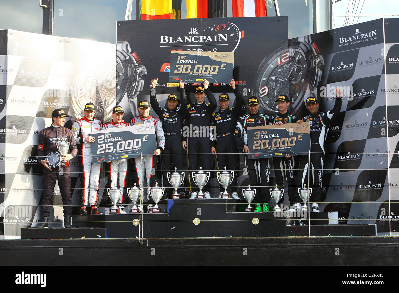 Silverstone Circuit, Northants, Großbritannien. 15. Mai 2016. Blancpain Endurance Motorsport-Serie. INSGESAMT Gewinner #84 HTP MOTORSPORT (DEU) MERCEDES-BENZ AMG GT3 MAXIMILIAN BUHK (DEU) DOMINIK BAUMANN (AUT) JAZEMAN JAAFAR (MAL) zweite insgesamt #1 belgischen AUDI CLUB TEAM WRT (BEL) AUDI R8 LMS GT3 LAURENS VANTHOOR (BEL) trocknet VANTHOOR (BEL) FRÉDÉRIC VERVISCH (BEL) dritte allgemeine #16 GRT GRASSER RACING TEAM (AUT) LAMBORGHINI HURACAN GT3 ROLF INEICHEN (CHE) JEROEN BLEEKEMOLEN (NDL) MIRKO BORTOLOTTI (ITA) © Aktion Plus Sport/Alamy Live-Nachrichten Stockfoto