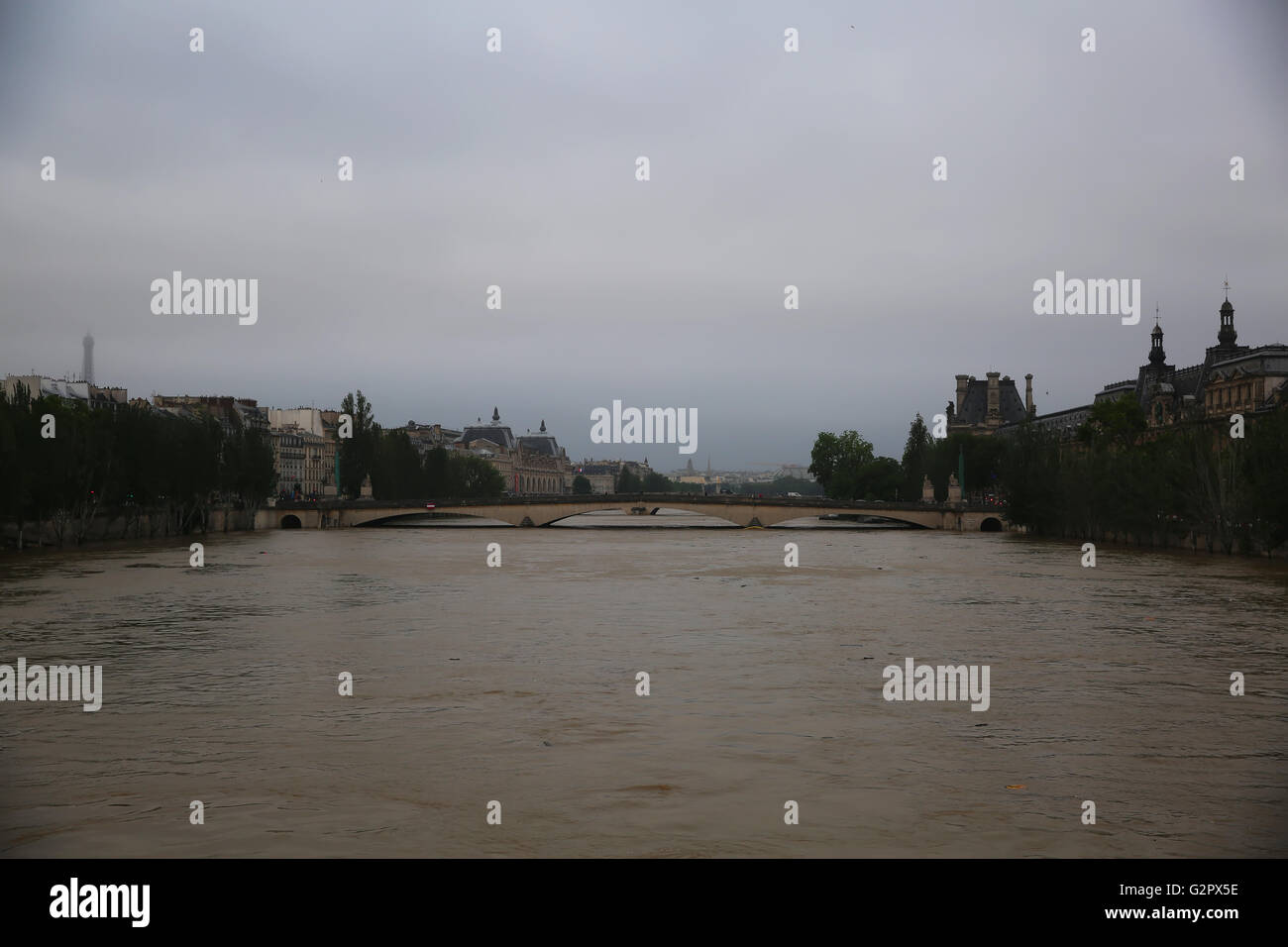 Seine Hochwasser in Paris am 2. Juni 2016 in Paris, Frankreich. Das steigende Wasser der Seine überfluteten Flussufern, Straßen und Schienen in Paris Stockfoto