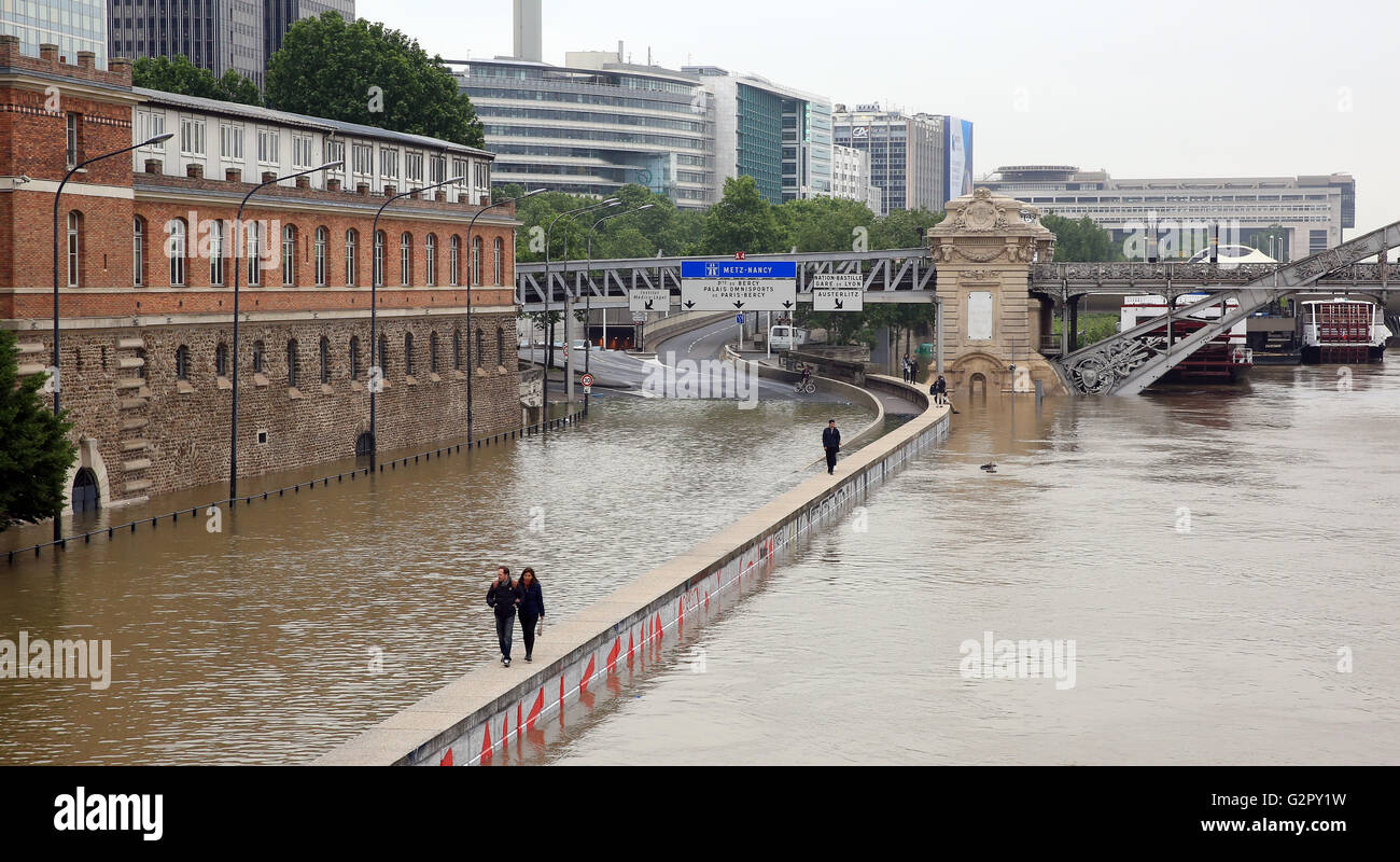 Paris auf Flut an Seine am 2. Juni 2016 in Paris, Frankreich. Das steigende Wasser der Seine überfluteten Flussufern, Straßen und Schienen in Paris Stockfoto