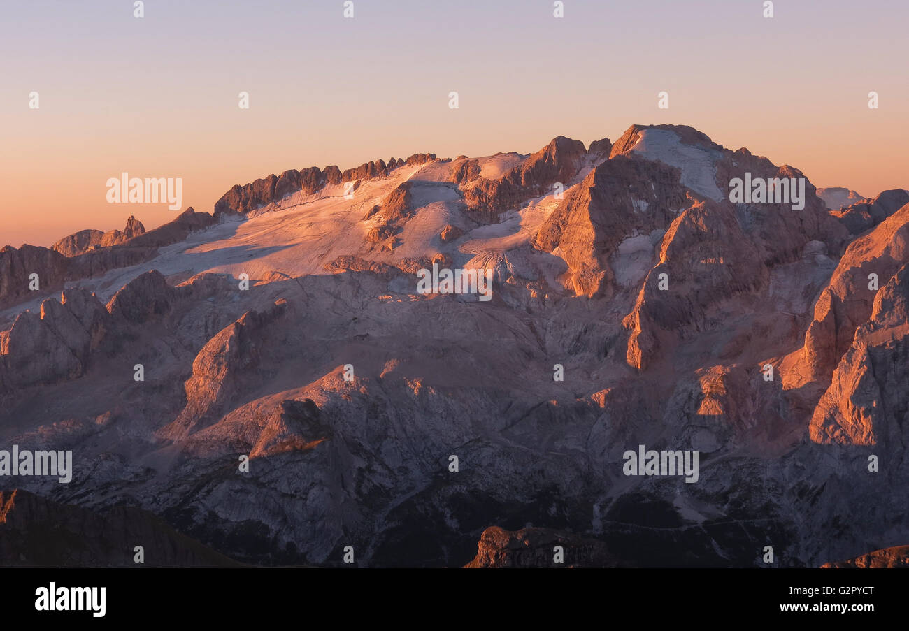Alpenglow bei Sonnenuntergang auf der Marmolada-Gruppe, die Nordseite mit Gletscher. Punta Penia Peak. Die Dolomiten. Italienische Alpen. Europa. Stockfoto