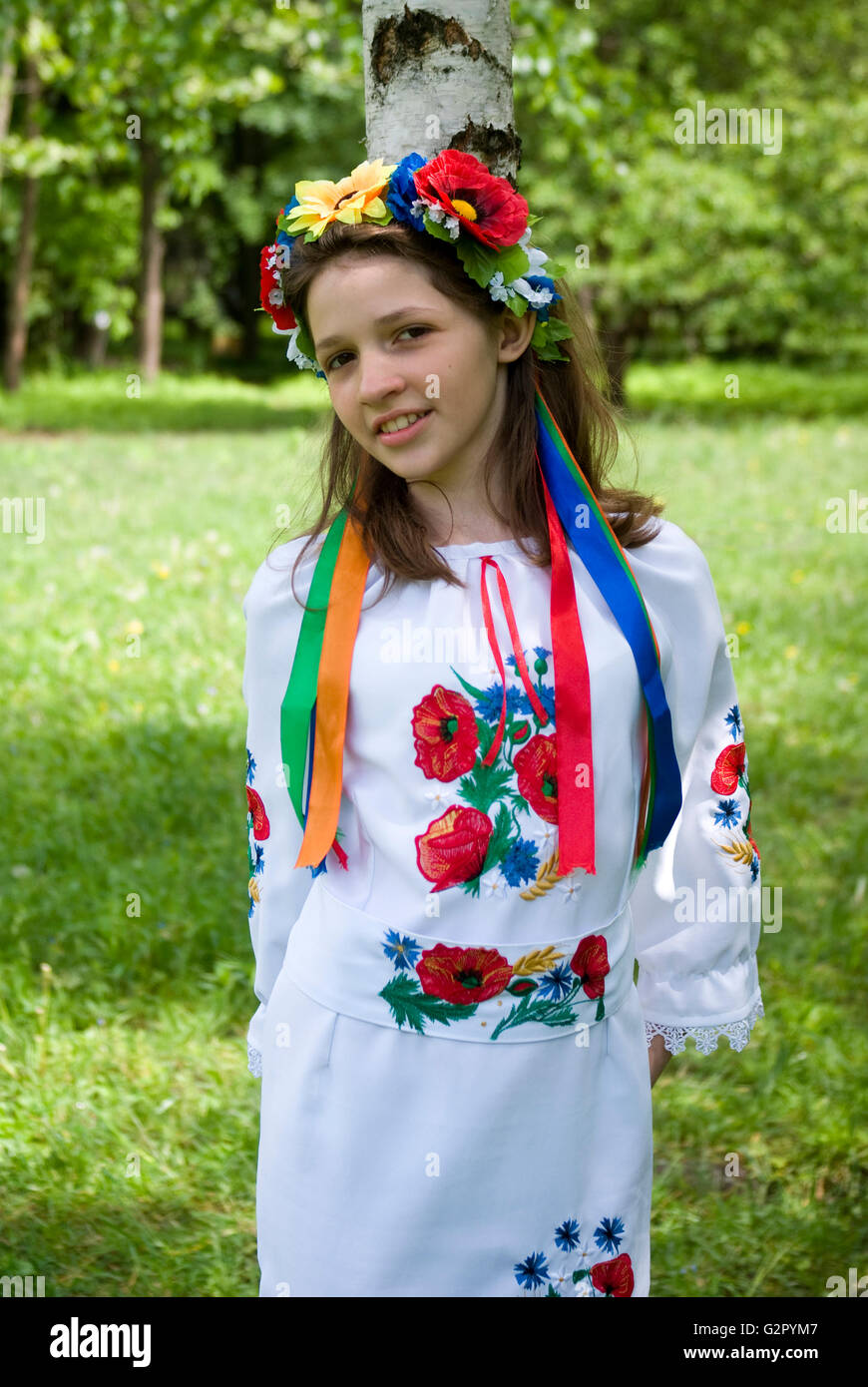 Teenager-Mädchen in ukrainischer Tracht Stockfoto