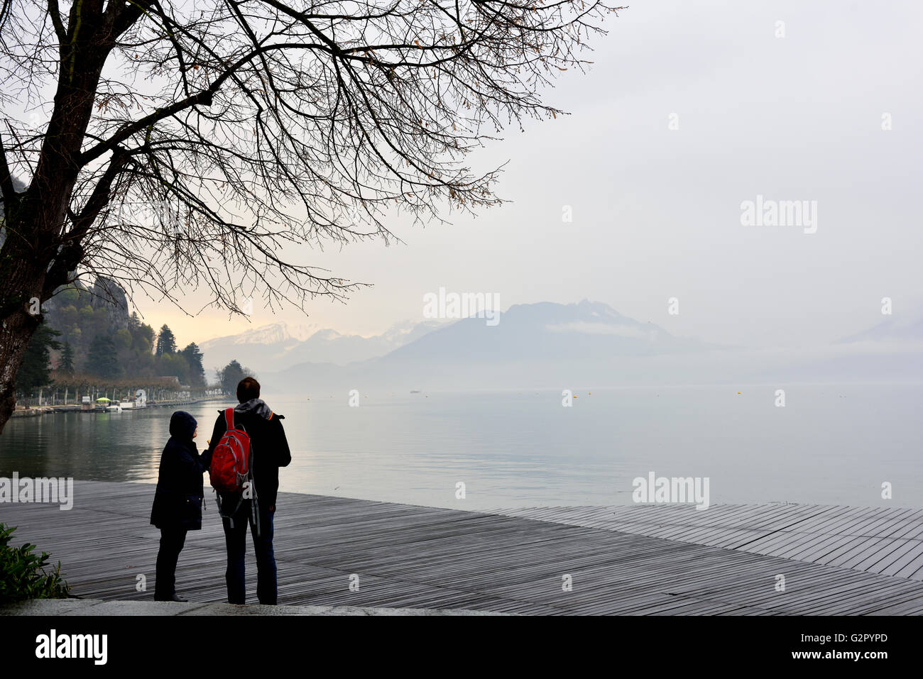 Zwei Menschen auf der Suche über nebligen See von Annecy, Frankreich Stockfoto